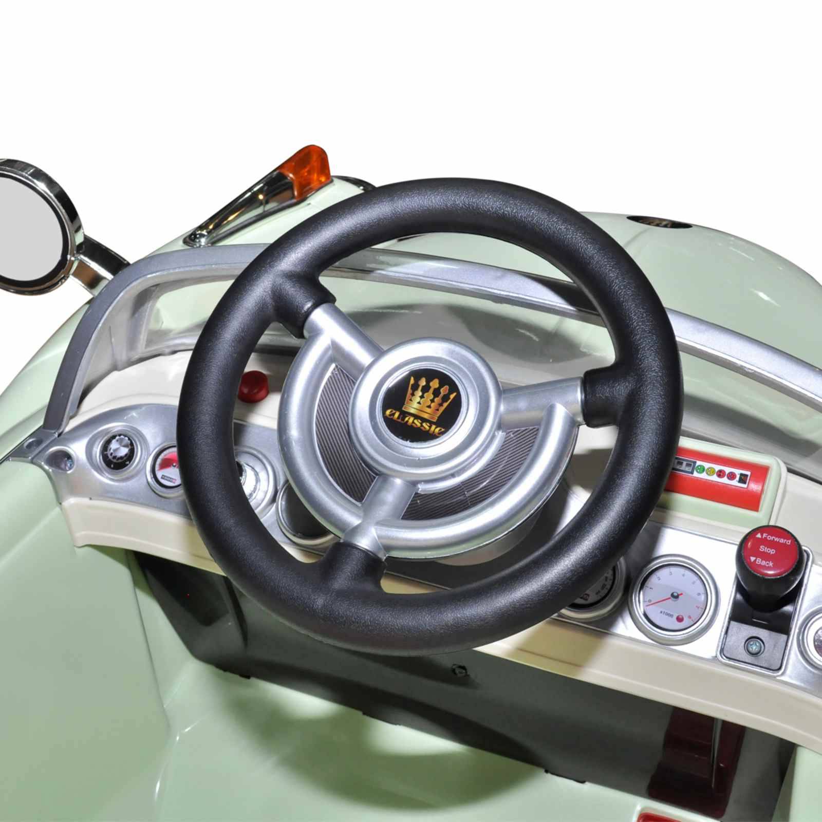 Lenkrad eines Spielzeugautos im Vintage-Stil mit einem klassischen Emblem in der Mitte, mit sichtbaren Armaturenbrett-Reglern und Anzeigen.