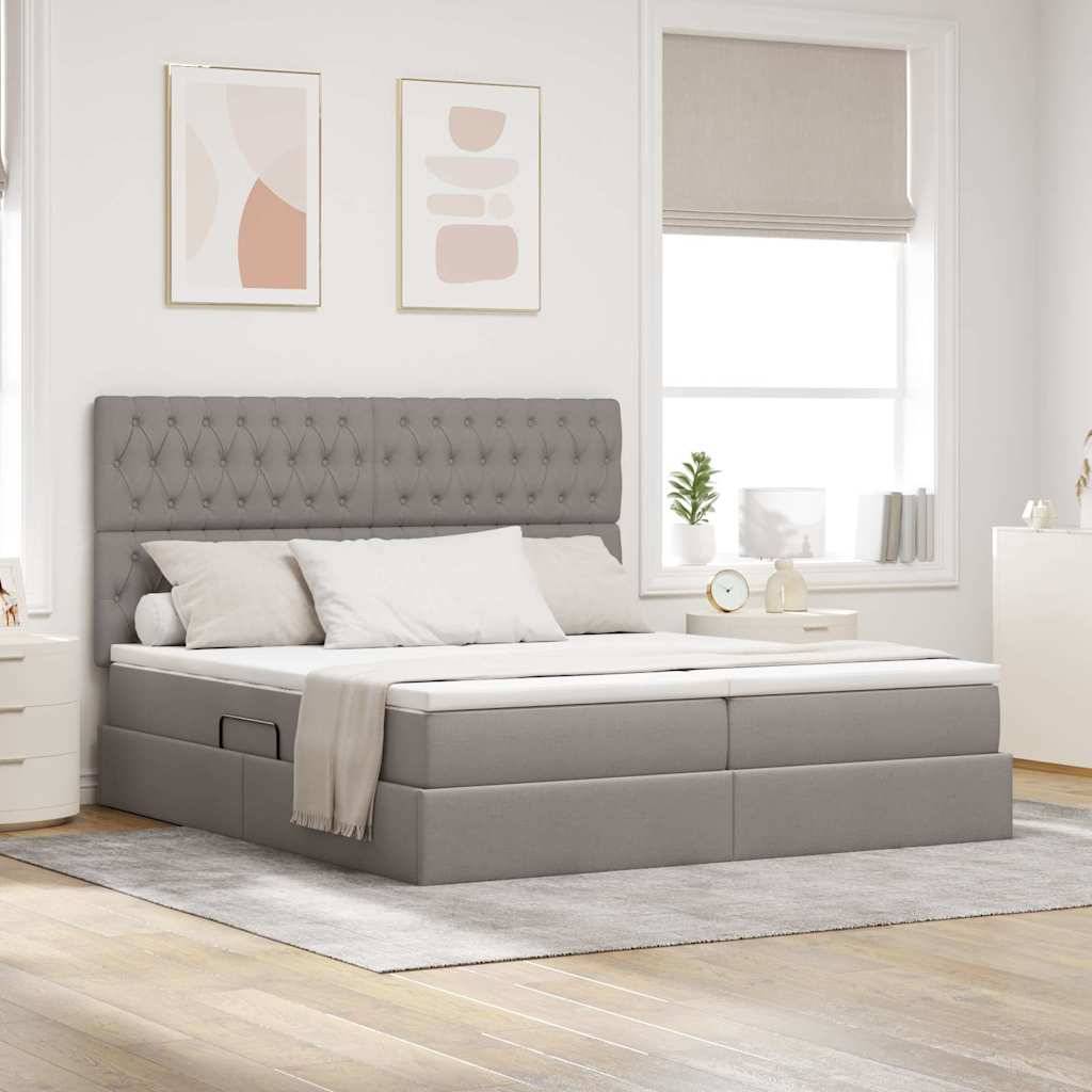 Modernes Schlafzimmer mit einem grau gepolsterten Bett, sorgfältig gemacht mit weißer Bettwäsche und dekorativen Kissen. Minimalistische Einrichtung und natürliches Licht.