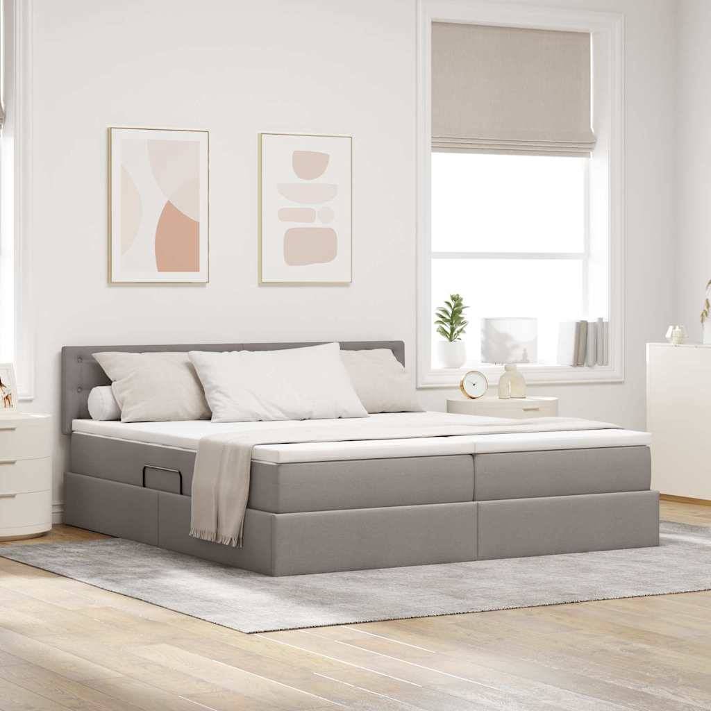 Ein modernes Schlafzimmer mit einem grau gepolsterten Bett mit weißer Bettwäsche, minimalistischer Kunst an den Wänden und natürlichem Licht aus einem großen Fenster.