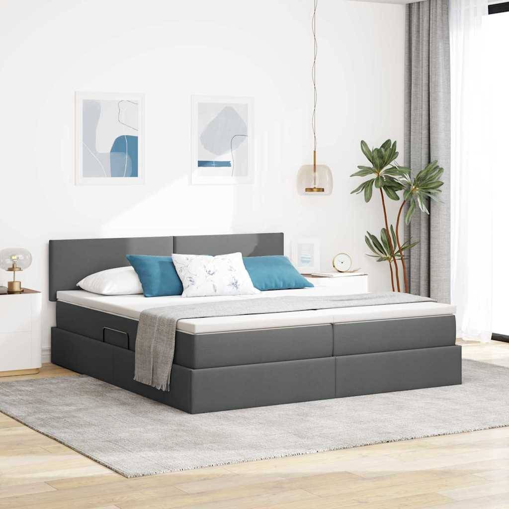Ein modernes Schlafzimmer mit einem großen grauen Bett, weißen und blauen Kissen, einer Pendelleuchte, einer Pflanze und abstrakten Wandkunstwerken, die eine ruhige Atmosphäre schaffen.
