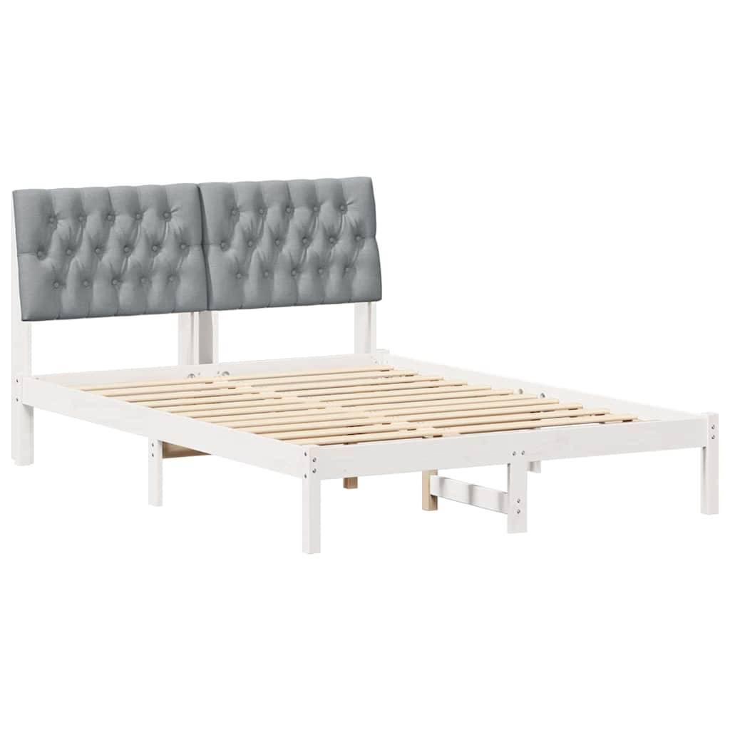 Ein weißes Holzbettgestell mit einem gesteppten, grau gepolsterten Kopfteil, mit Latten-Unterbau und stabiler Konstruktion.