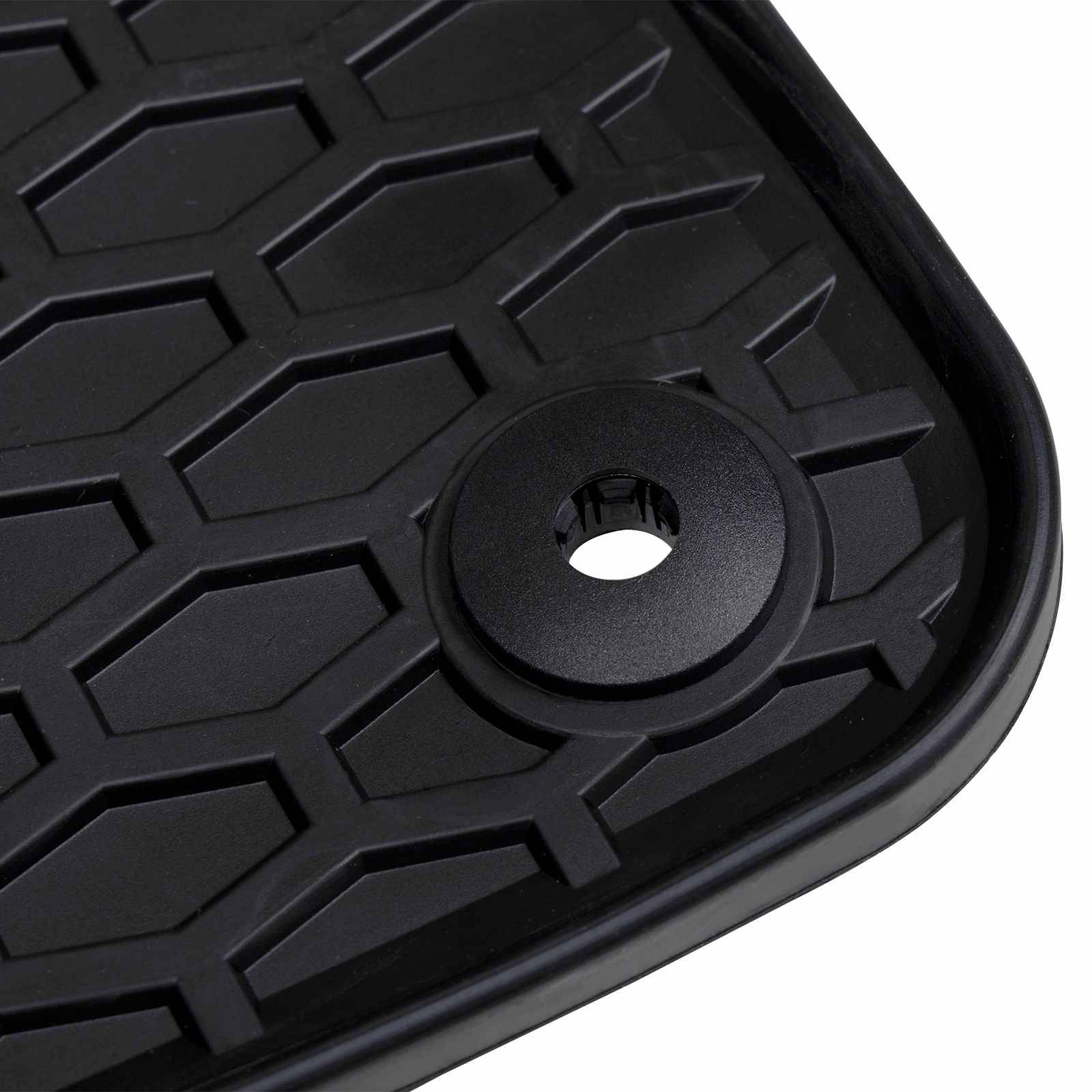 Schwarze Gummi-Autofußmatte mit einem sechseckigen Muster und einem kreisförmigen Loch zum Befestigen.
