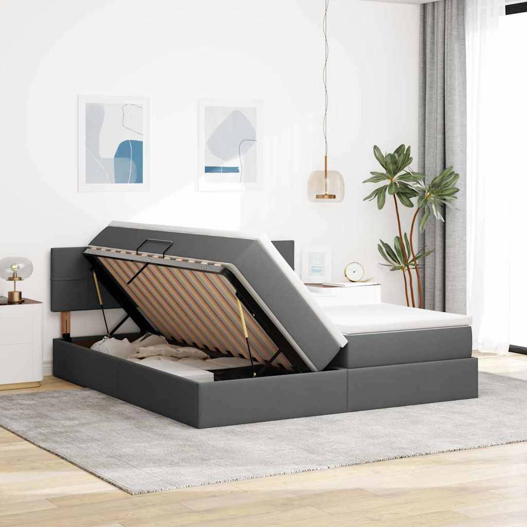 Ein modernes Schlafzimmer mit einem dunklen graugrauen Plattformbett mit hydraulischem Lift für Stauraum unter dem Bett, grauem Teppich, abstrakter Wandkunst und einer Topfpflanze.