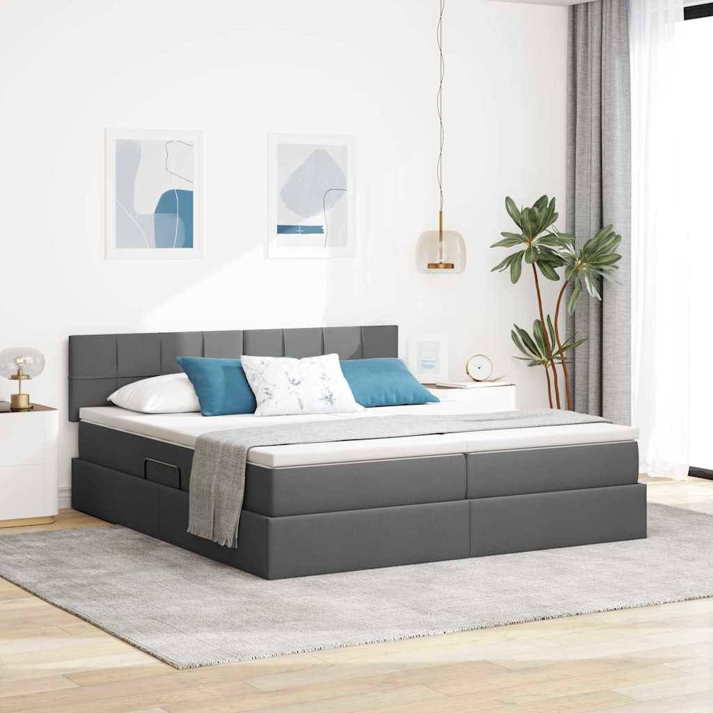 Ein modernes Schlafzimmer mit einem dunkelgrauen Plattformbett, blau-weißen Kissen, abstrakter Kunst an der Wand und einer Topfpflanze am Fenster.