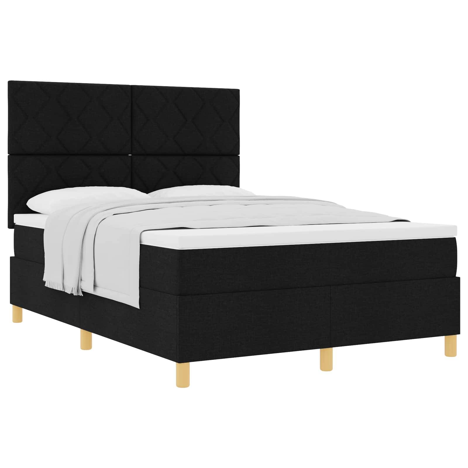 Schwarzes gepolstertes Bett mit hohem gepolstertem Kopfteil, weißer Bettwäsche und hellen Holzbeinen auf weißem Hintergrund.