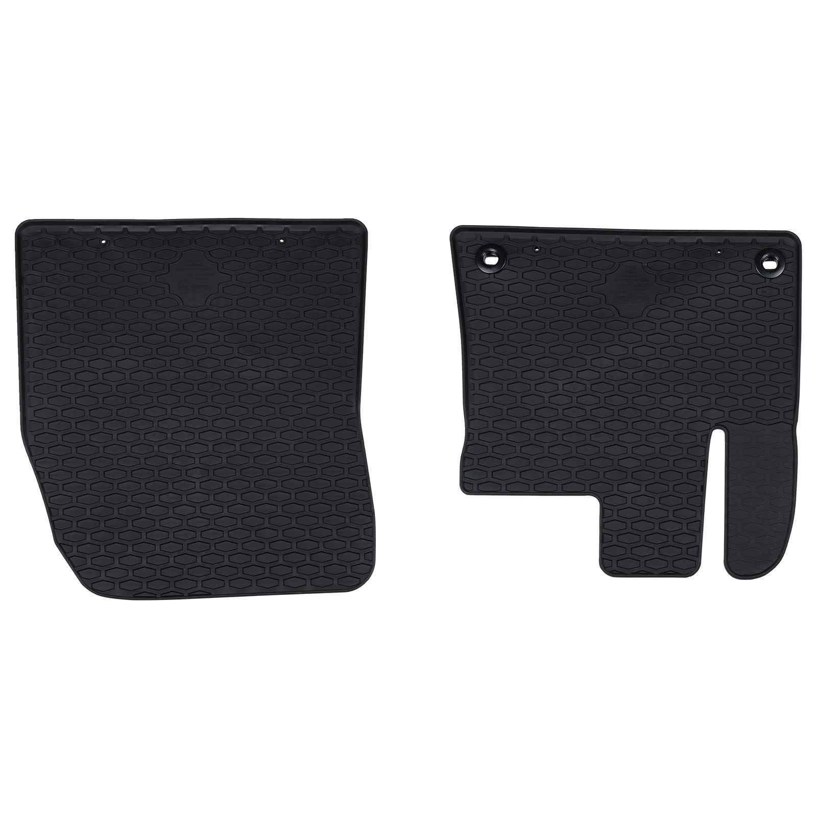Zwei schwarze Gummi-Fußmatten mit Sechskantmustern, die für Fahrzeuginnenräume konzipiert sind. Eine hat eine charakteristische Ausschnittform, die für ein Pedal geeignet ist.