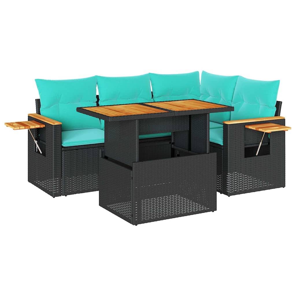 Gartenmöbel-Set für die Terrasse mit einem Sofa im Korbgeflecht-Stil und Stühlen mit türkisfarbenen Kissen. Ein rechteckiger Holz-Couchtisch steht in der Mitte.
