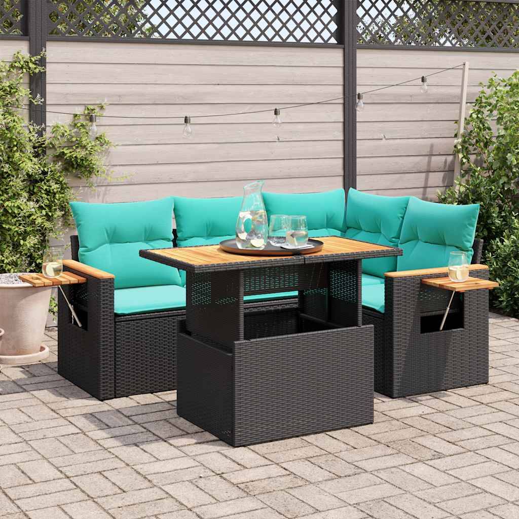 Ein Terrassenmöbel-Set mit Teakissen verfügt über zwei Stühle und ein Loveseat, die um einen schwarzen Rattantisch mit Holzplatte zentriert sind, auf einem Steinfliesenboden.