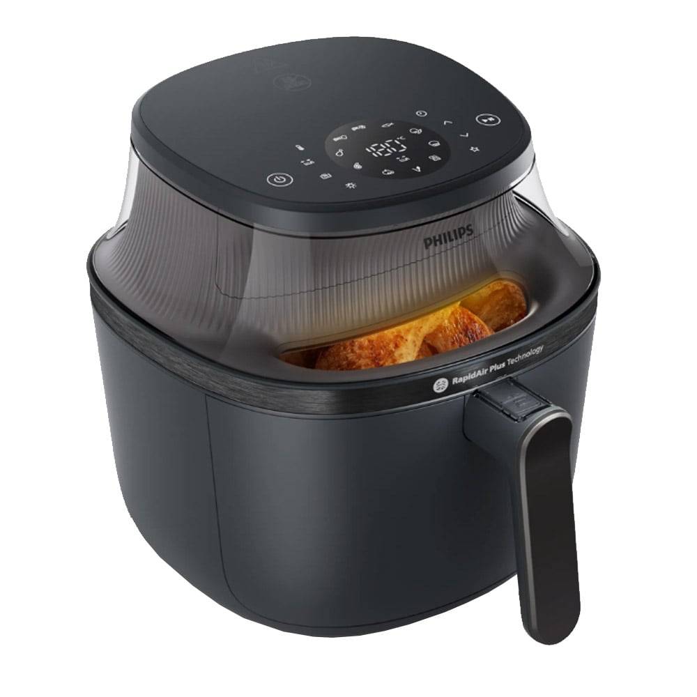 Ein schwarzer Heißluftfrittier mit digitaler Anzeige oben zeigt ein gekochtes Hähnchen im Inneren, sichtbar durch den transparenten Deckel.