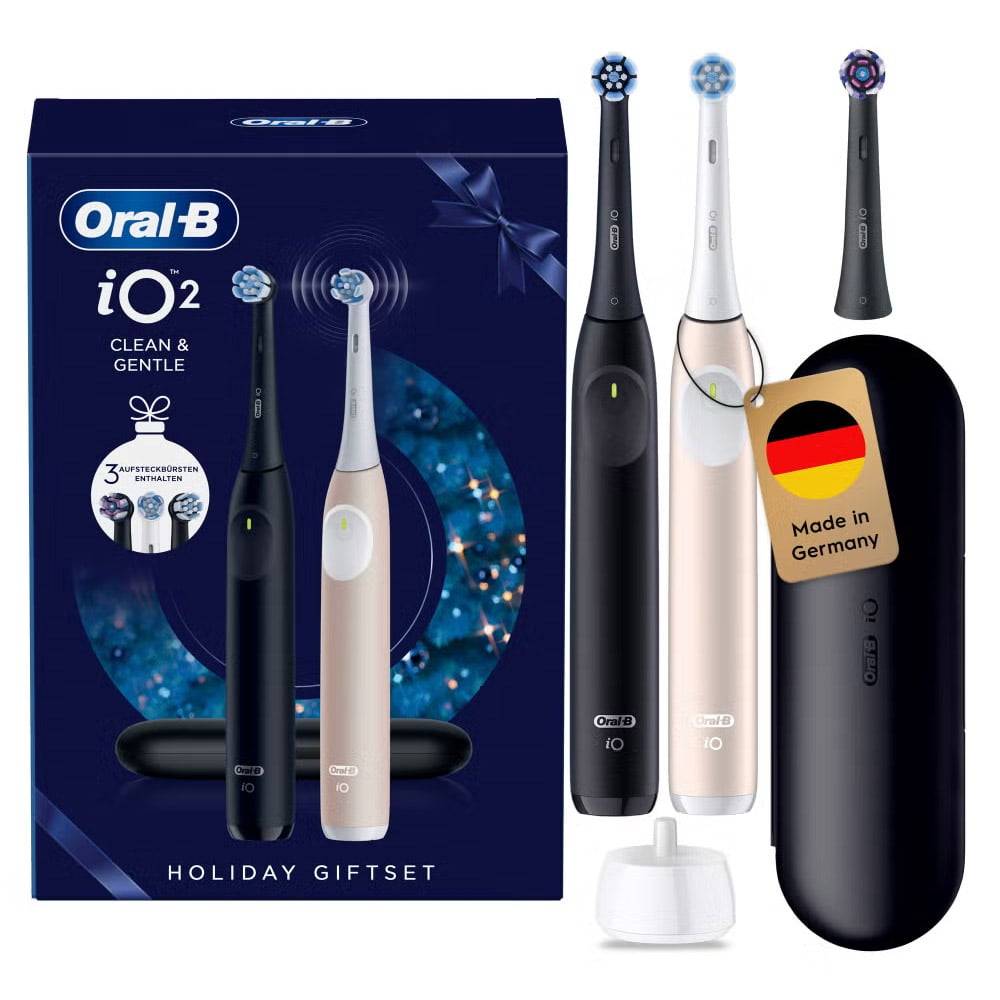 Oral-B iO2 Holiday Giftset enthält drei elektrische Zahnbürsten in Schwarz und Weiß mit der Bezeichnung „Made in Germany