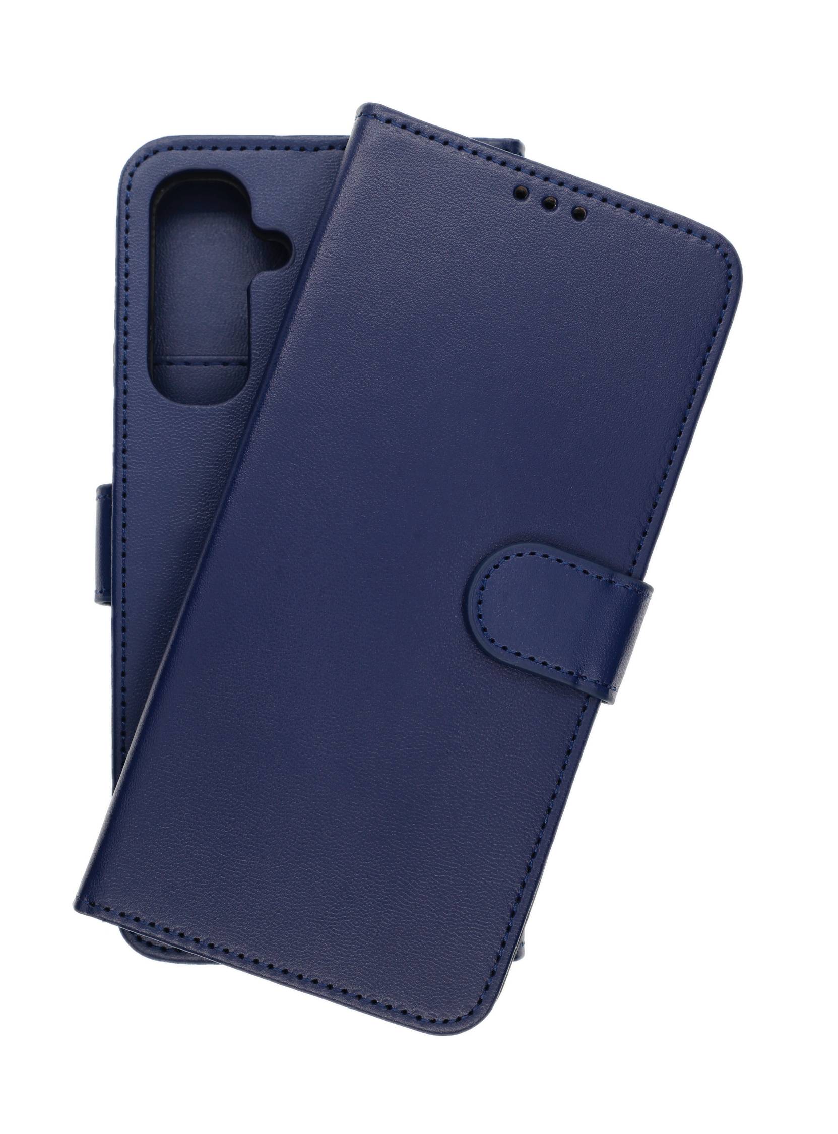 Ein geschlossenes, blaues Ledersmartphone-Portemonnaie mit einer Verschlussvorrichtung, das einen Ausschnitt für die Kamera zeigt.