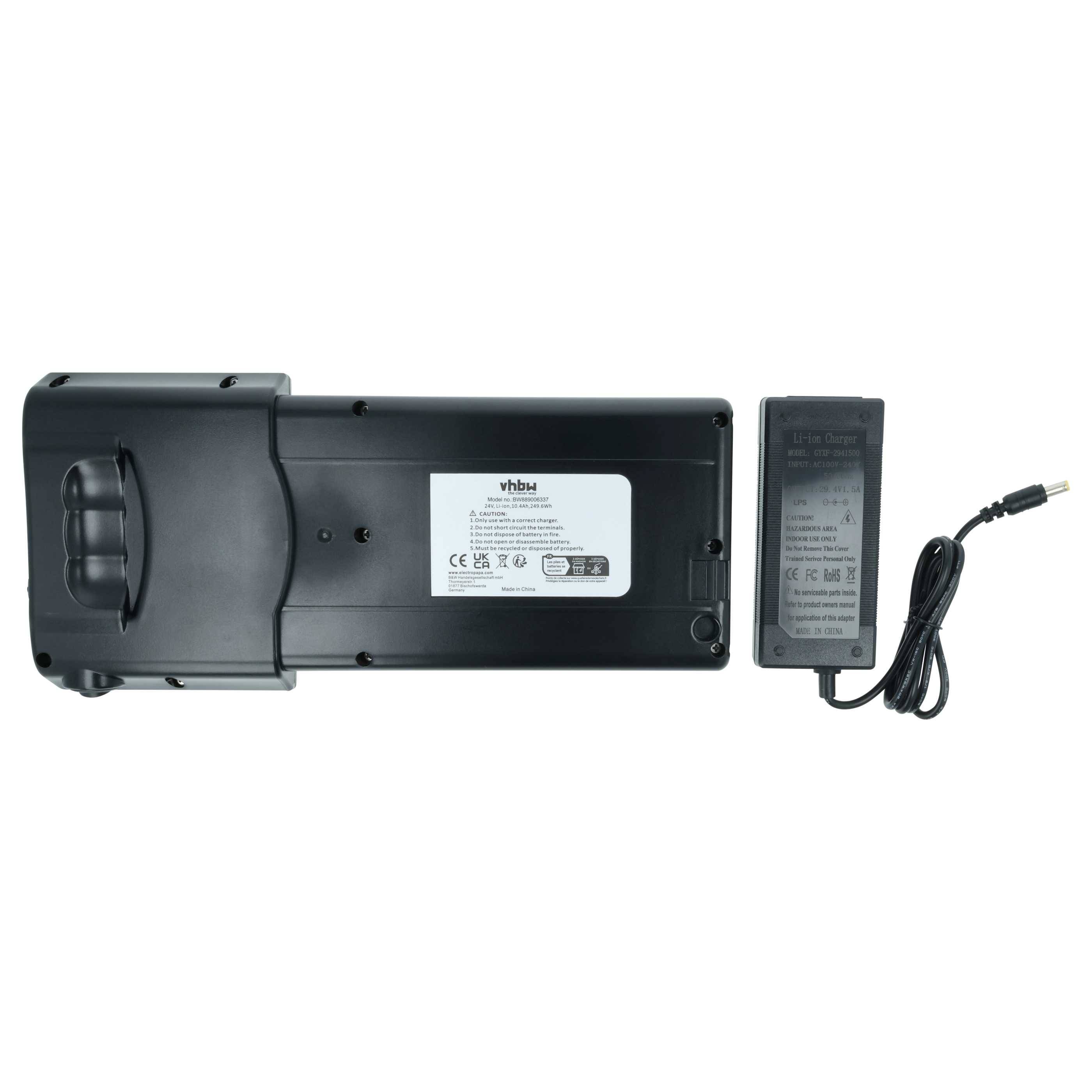 Schwarze Elektrokesselunterlage und Adapter mit Stecker; Produktinformationsetikett sichtbar.