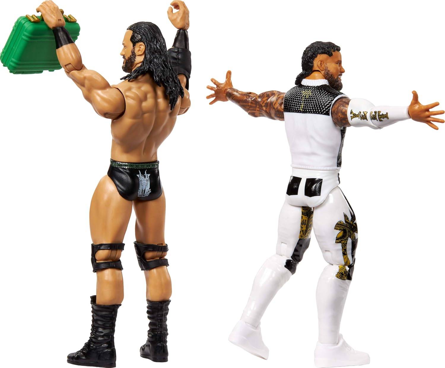 Zwei Action-Figuren von muskulösen Wrestlern in detaillierter Kleidung, einer hält ein grünes Objekt über seinem Kopf, beide posieren dynamisch.