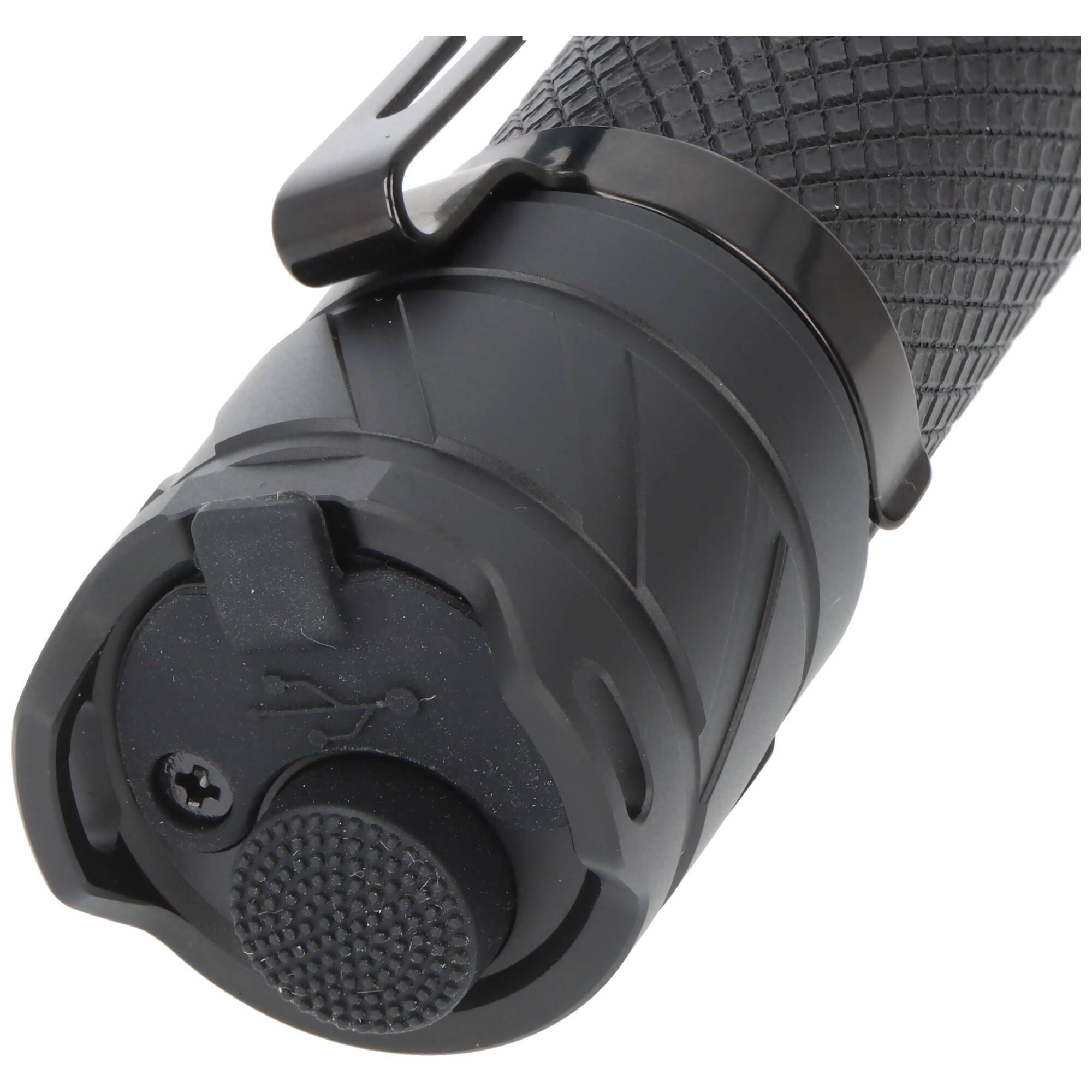 Eine Nahaufnahme einer schwarzen Taschenlampen-Endkappe mit strukturiertem Griff, Metallclip und gummiertem Knopf, was auf robuste Verarbeitung hindeutet.