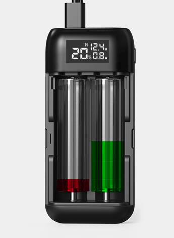 Batterie-Ladegerät mit zwei Batterien; linke Batterie schwach, rote Anzeige, rechte Batterie geladen, grüne Anzeige. Display zeigt „20% IN 12,4V 0,8A