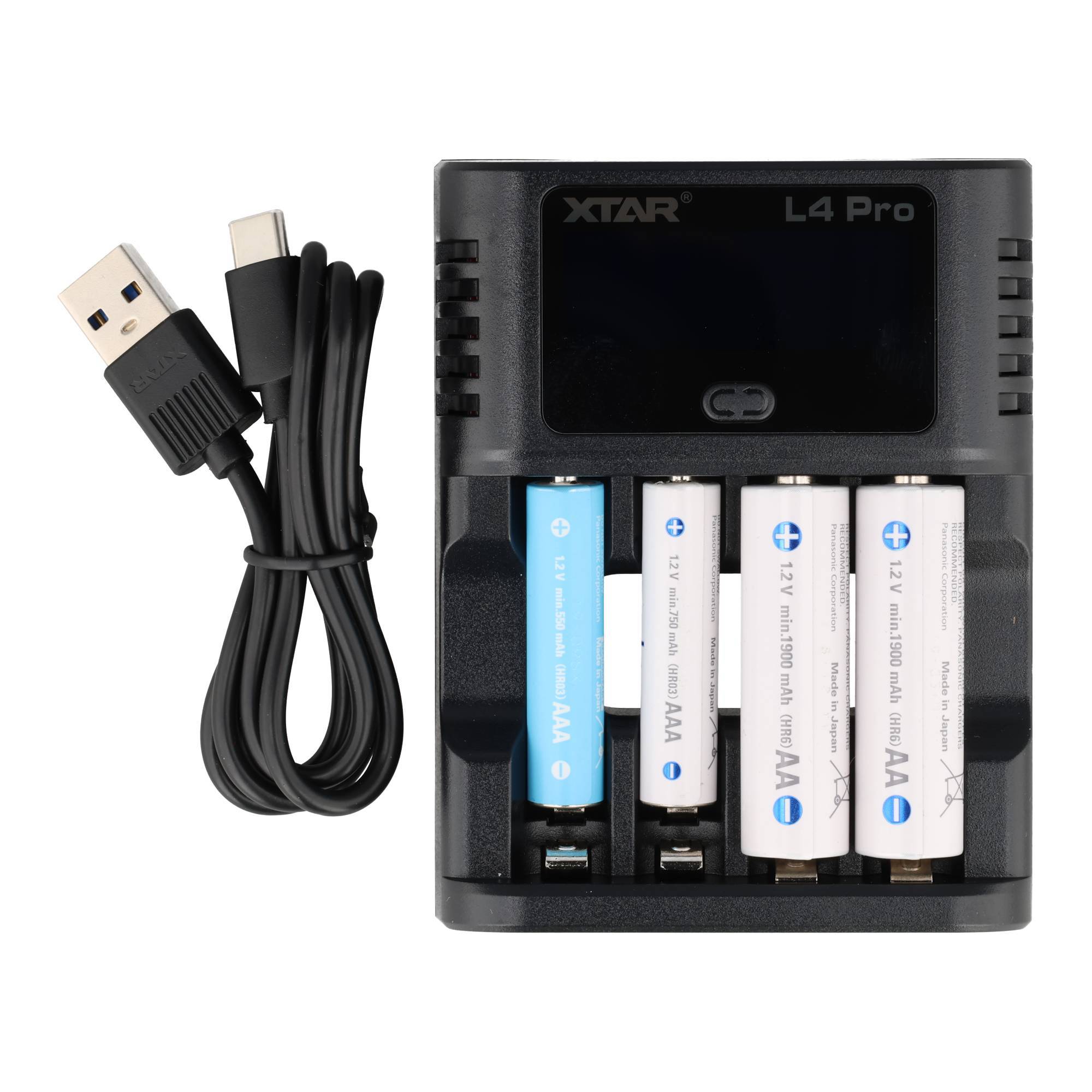 USB-Batteriebatterieladegerät mit vier AA-Batterien eingesetzt und einem USB-Ladekabel daneben.