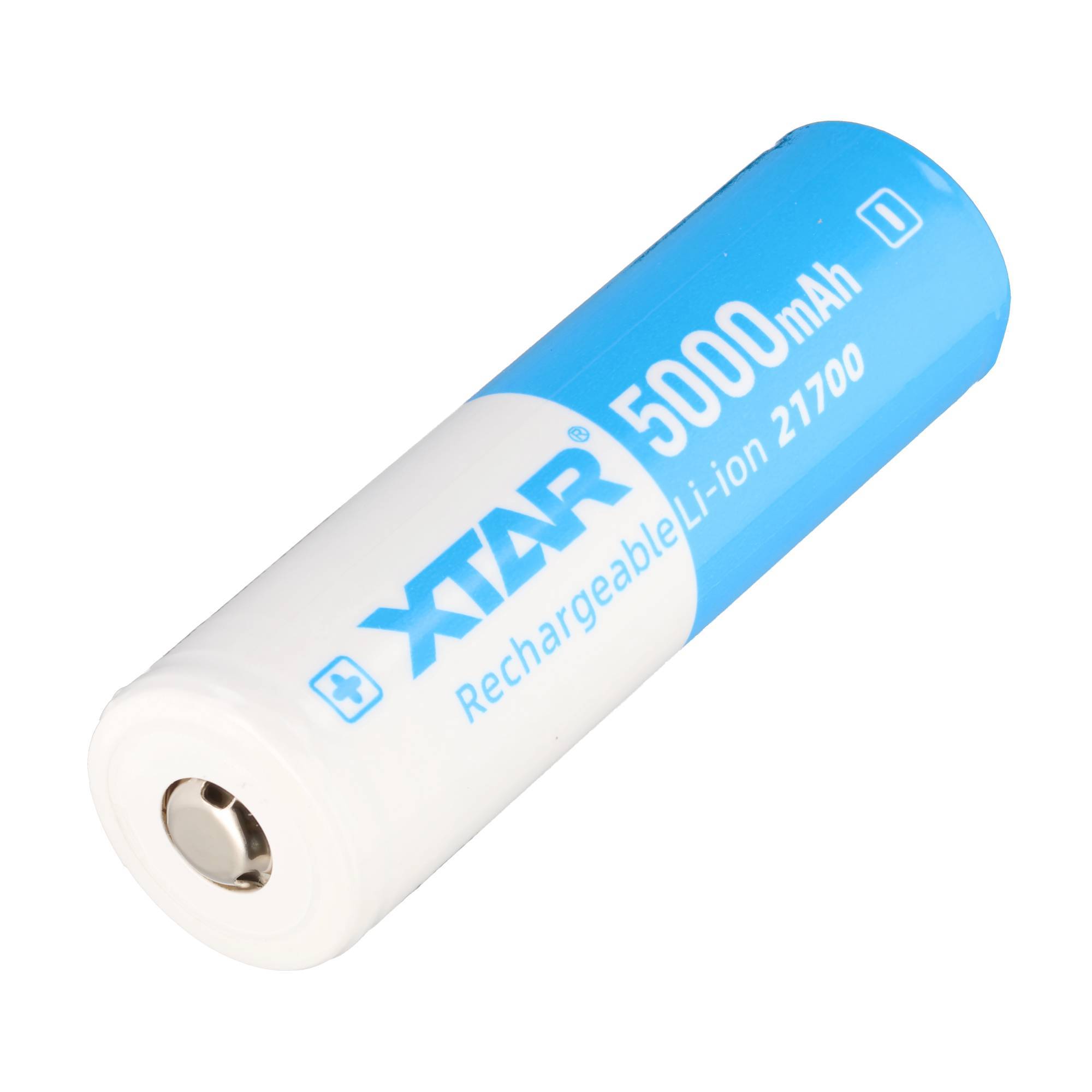 Blaue und weiße aufladbare Xtar 5000mAh 21700 Lithium-Ionen-Batterie auf weißem Hintergrund gezeigt.