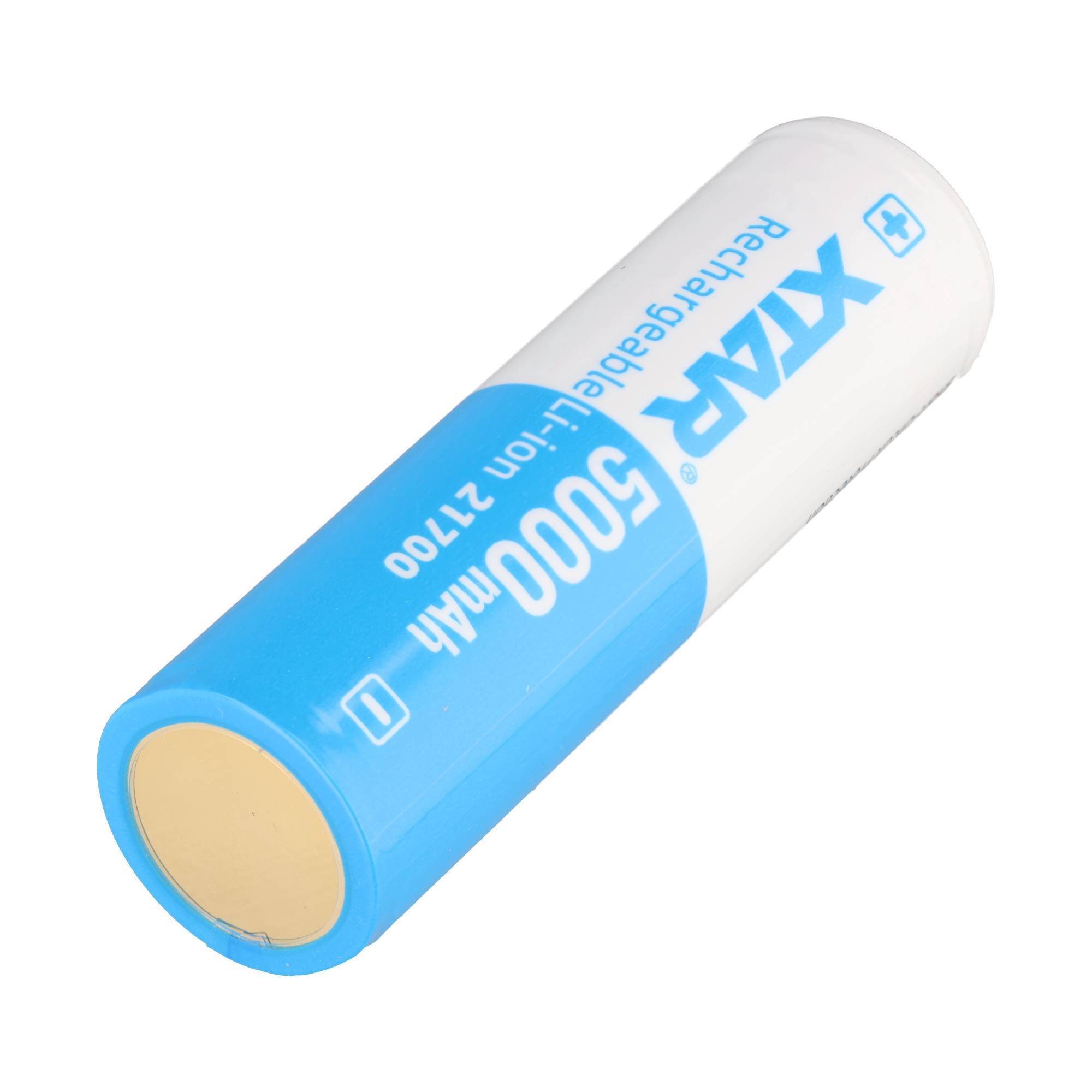 Blau-weiße aufladbare Xtar 26650 Lithium-Ionen-Batterie diagonal auf weißem Hintergrund liegend.
