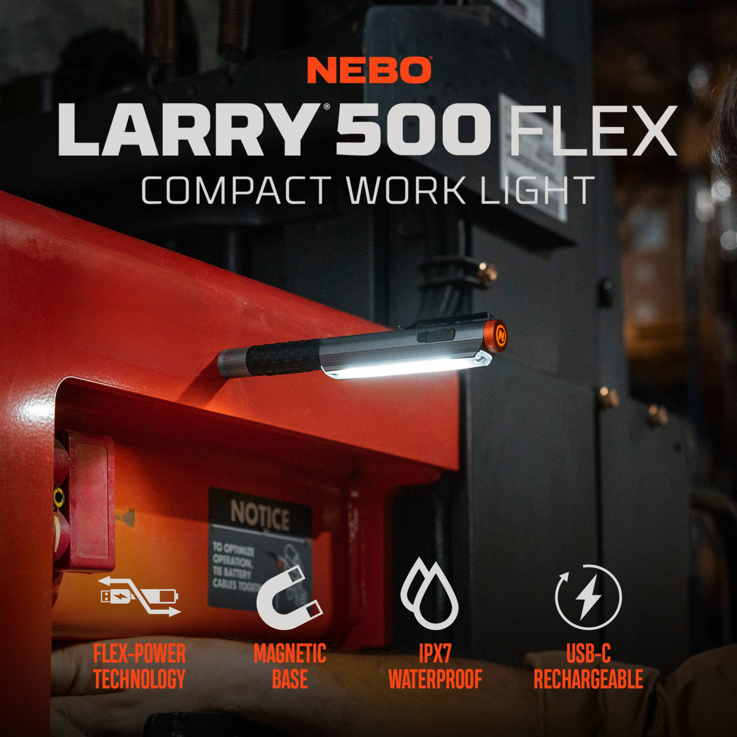 Werbebild einer NEBO Larry 500 Flex kompakten Arbeitsleuchte, die an einer Maschine befestigt ist und die Flex-Power-Technologie, die magnetische Basis, die IPX7-Wasserdichtigkeit und die USB-C-Ladefunktion hervorhebt.