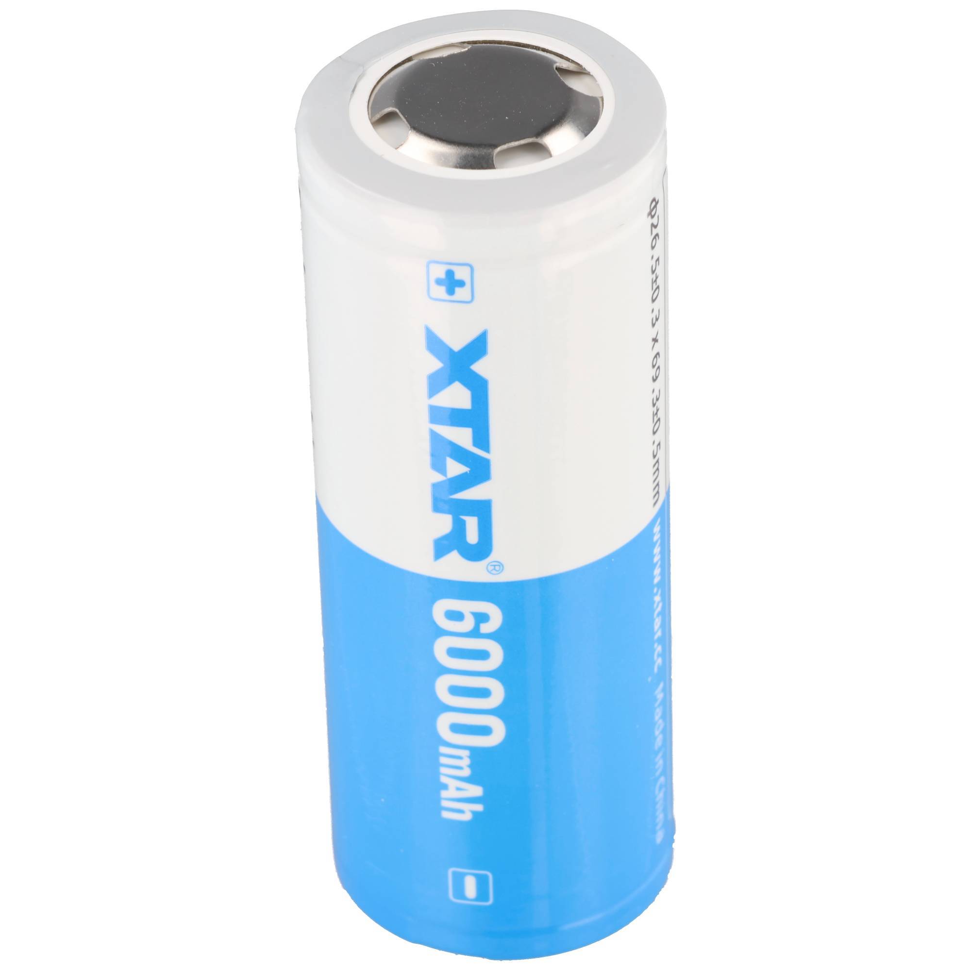 Blau-weiße XTAR 6000mAh wiederaufladbare Batteriezelle, die aufrecht auf einem einfachen Hintergrund steht.