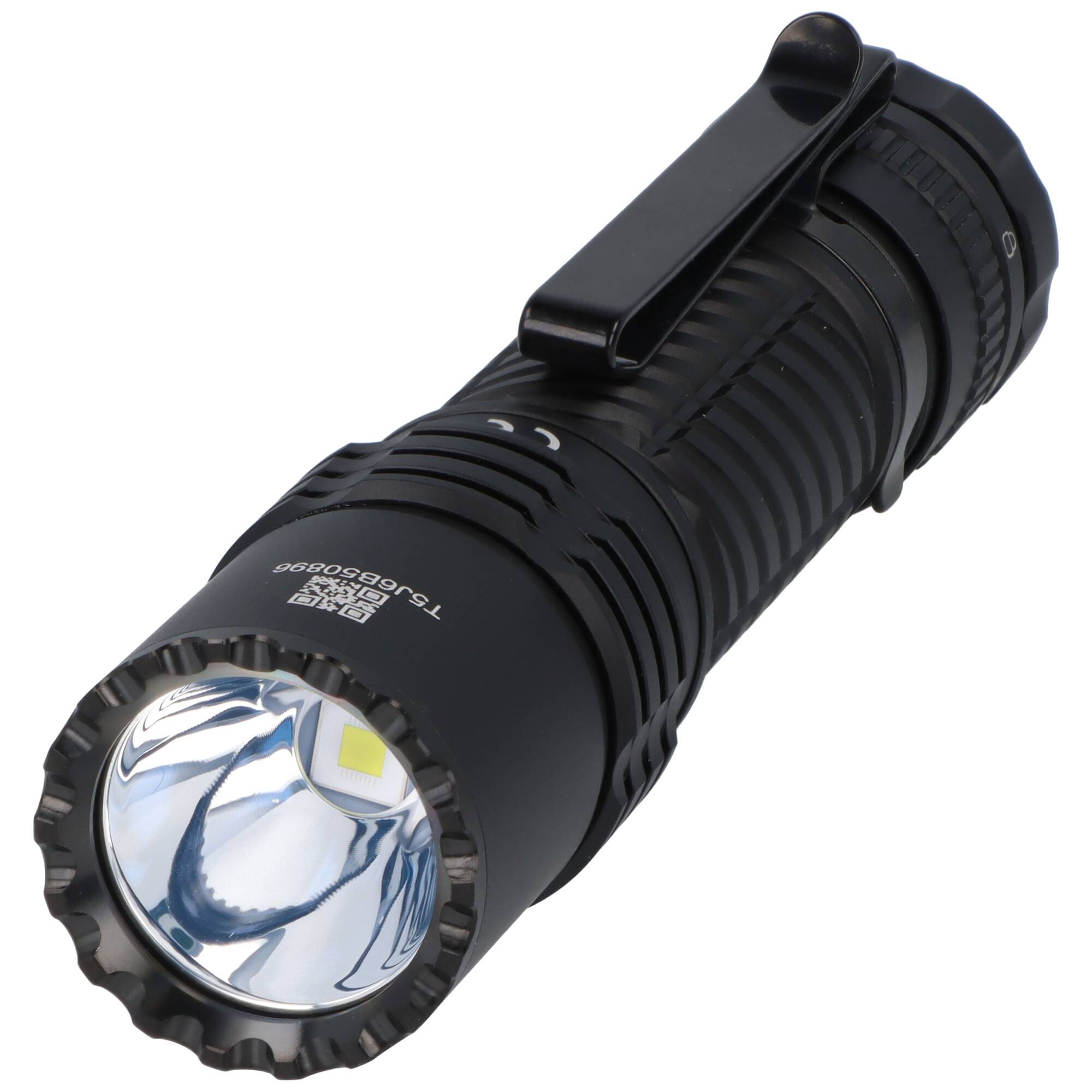 Eine schwarze, handliche Taschenlampe mit gerilltem Griff und einem Clip an der Seite, dargestellt aus einem Front-Seiten-Winkel.