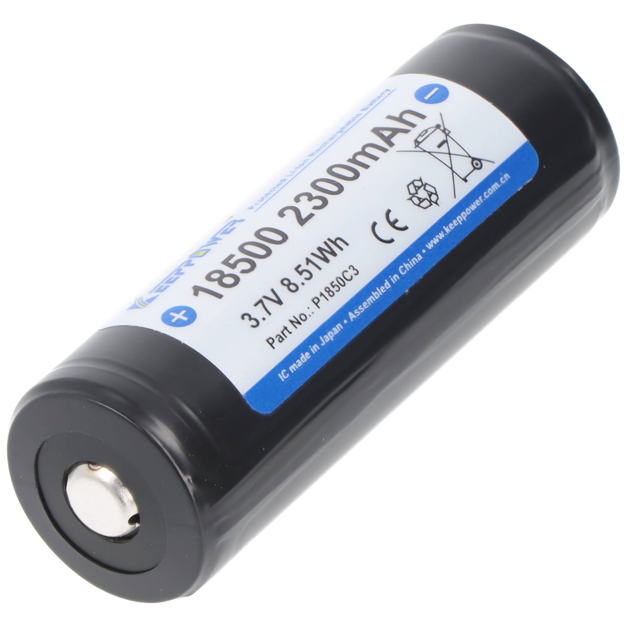 Lithium-Ionen-Batterie mit gedruckten Spezifikationen, einschließlich Kapazitätsdetails und Sicherheitssymbolen. Der Text empfiehlt ordnungsgemäße Handhabung und Recycling.