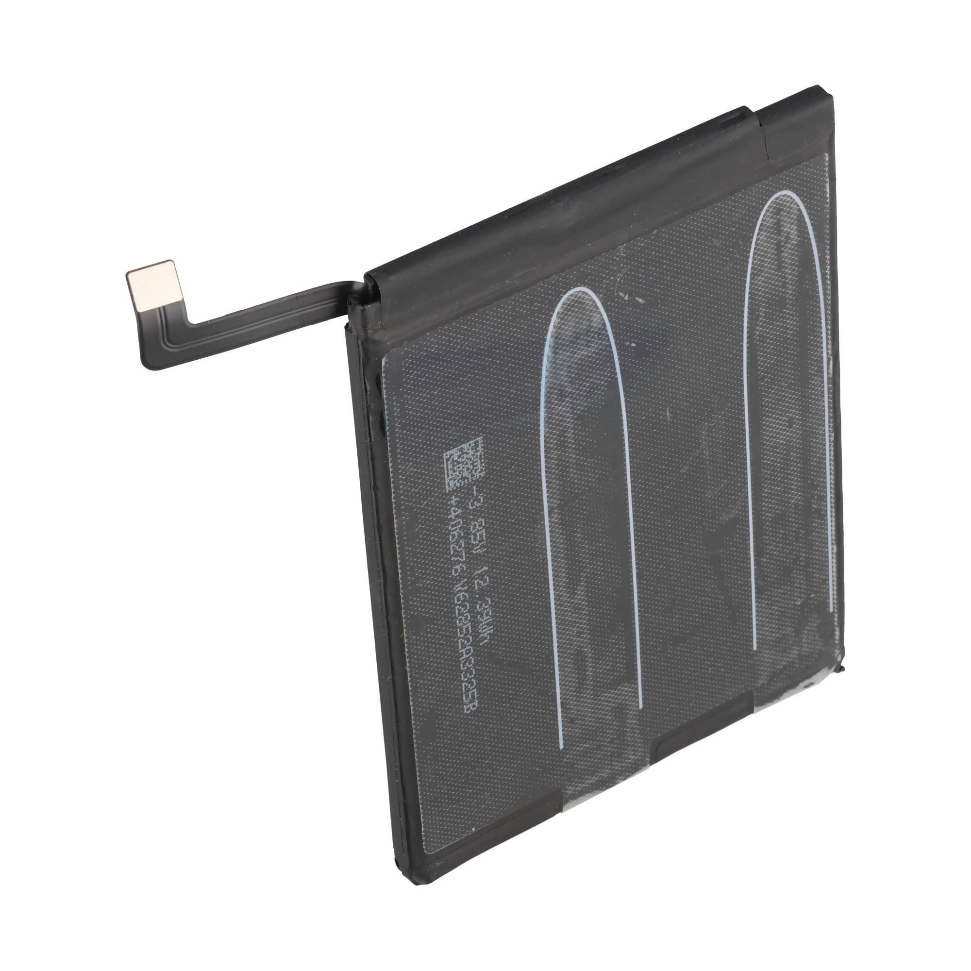 Schwarze Smartphone-Batteriebatterie mit Flexverbinder, isoliert auf weißem Hintergrund dargestellt.