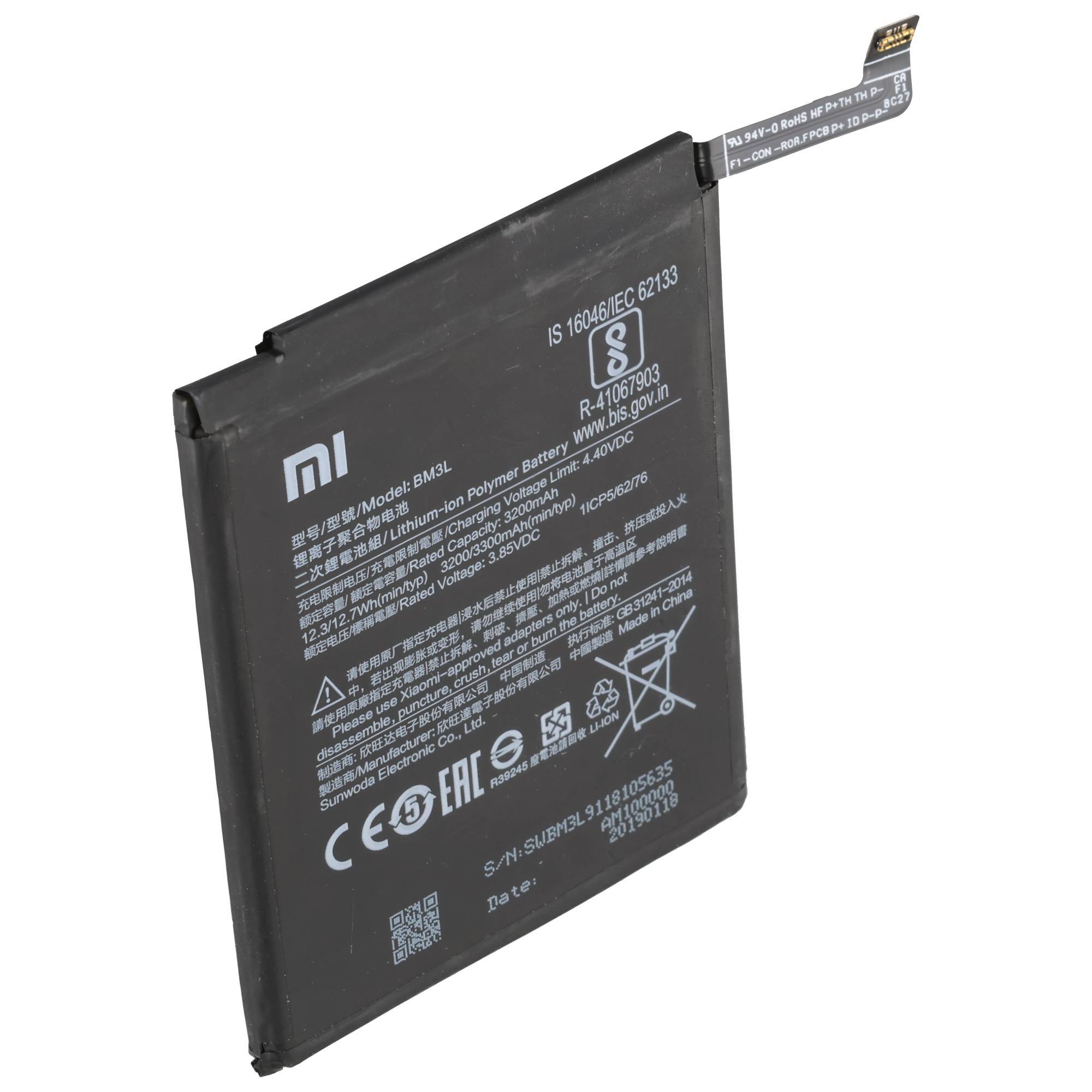 Schwarzes Xiaomi-Lithium-Ionen-Handyakku-Set mit Verbindungsband und gedrucktem Sicherheitsetikett auf weißem Hintergrund.