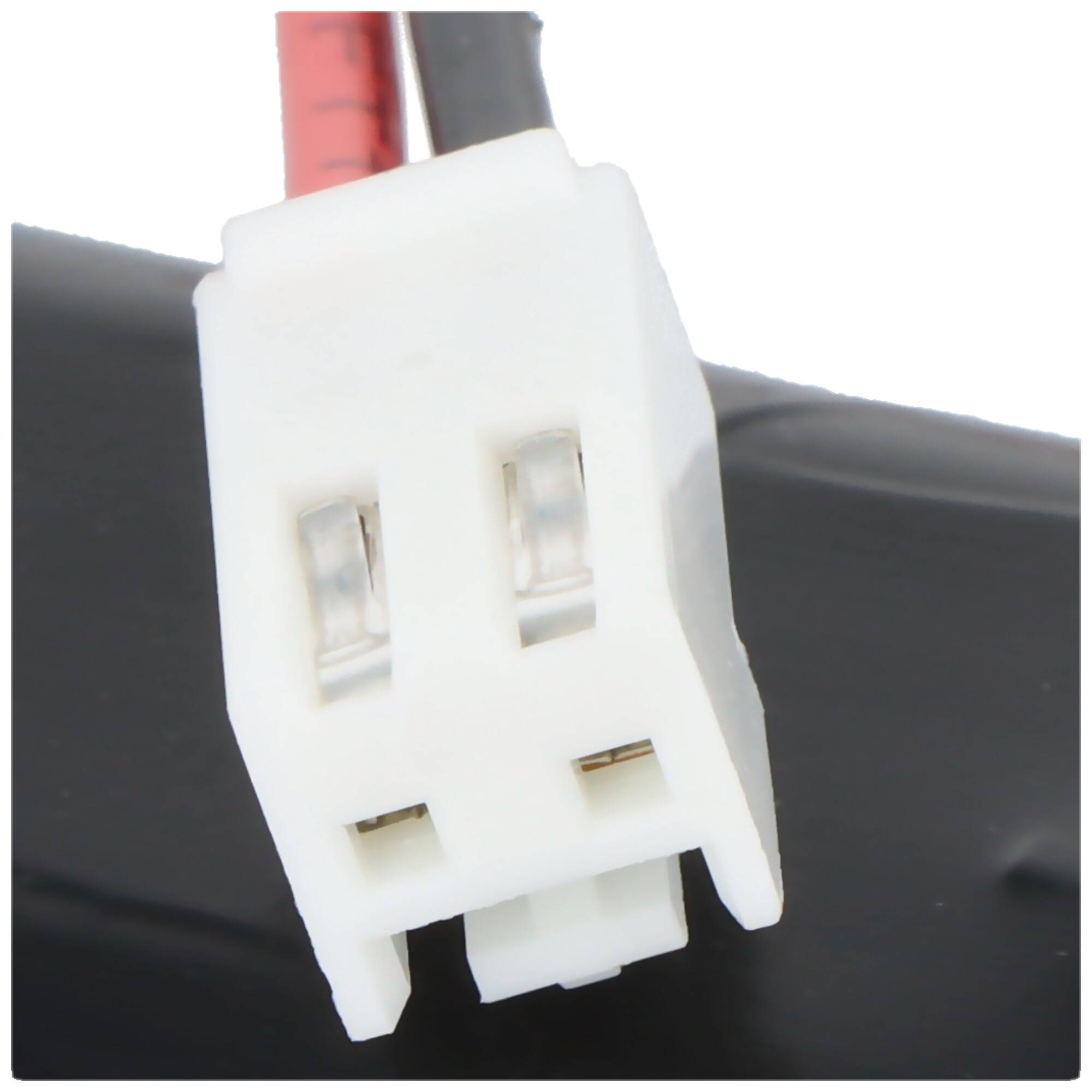 Eine Nahaufnahme eines weißen Kunststoff-Zweipolanschlusses mit angebrachten Drähten, der in elektronischen Geräten für Stromversorgungs- oder Signalverbindungen verwendet wird.