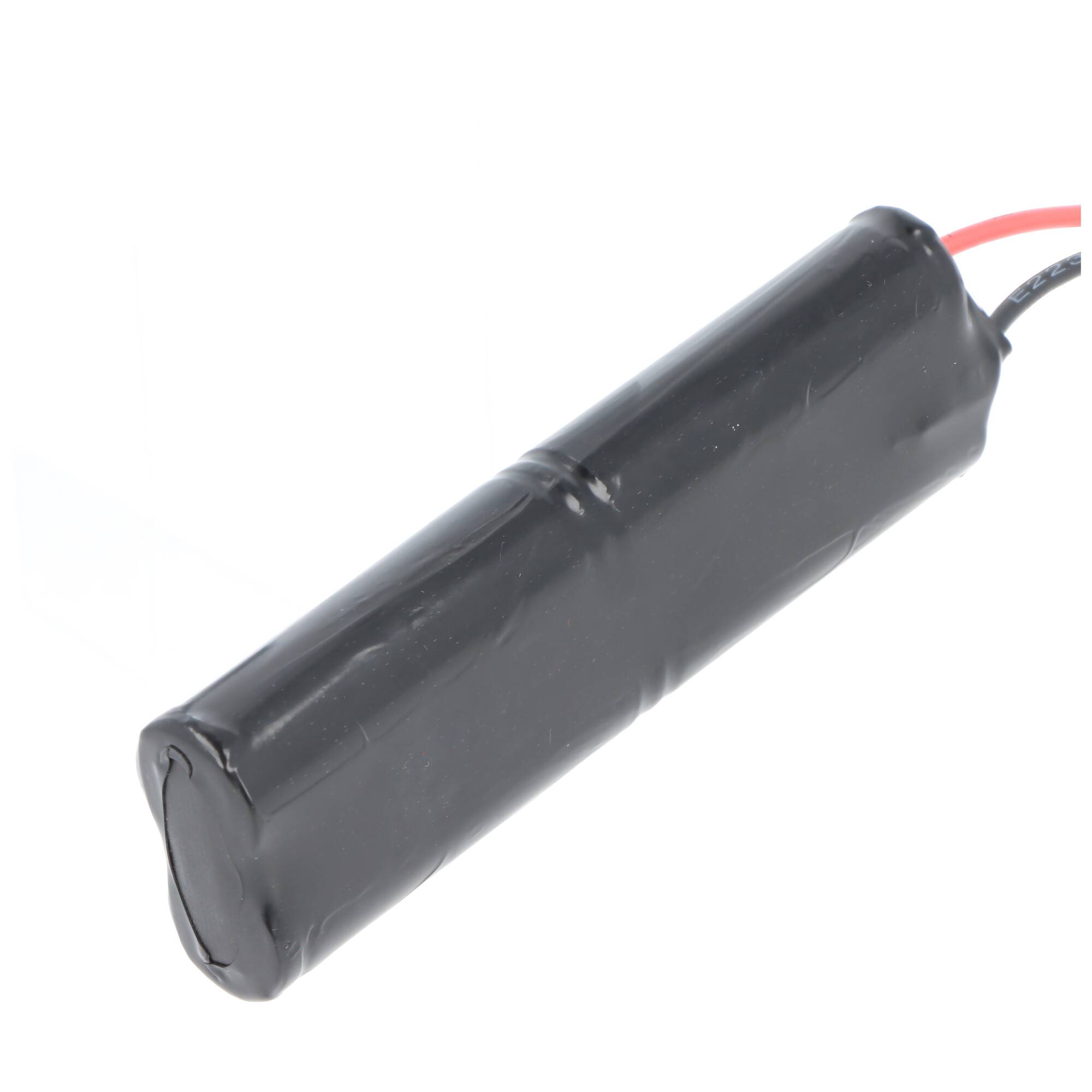 Schwarzes zylindrisches Batteriepack mit roten und schwarzen Drähten, die sich von einem Ende erstrecken, isoliert auf weißem Hintergrund.