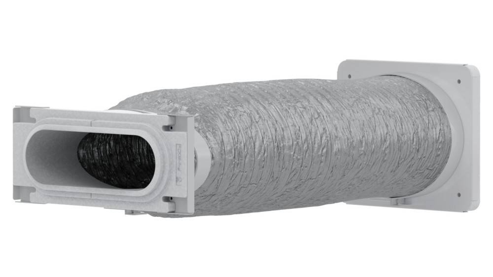 Eine Nahaufnahme eines Luftkanals mit silberner flexibler Außenseite, der mit einer Entlüftung verbunden ist und HVAC-Systemkomponenten zeigt.