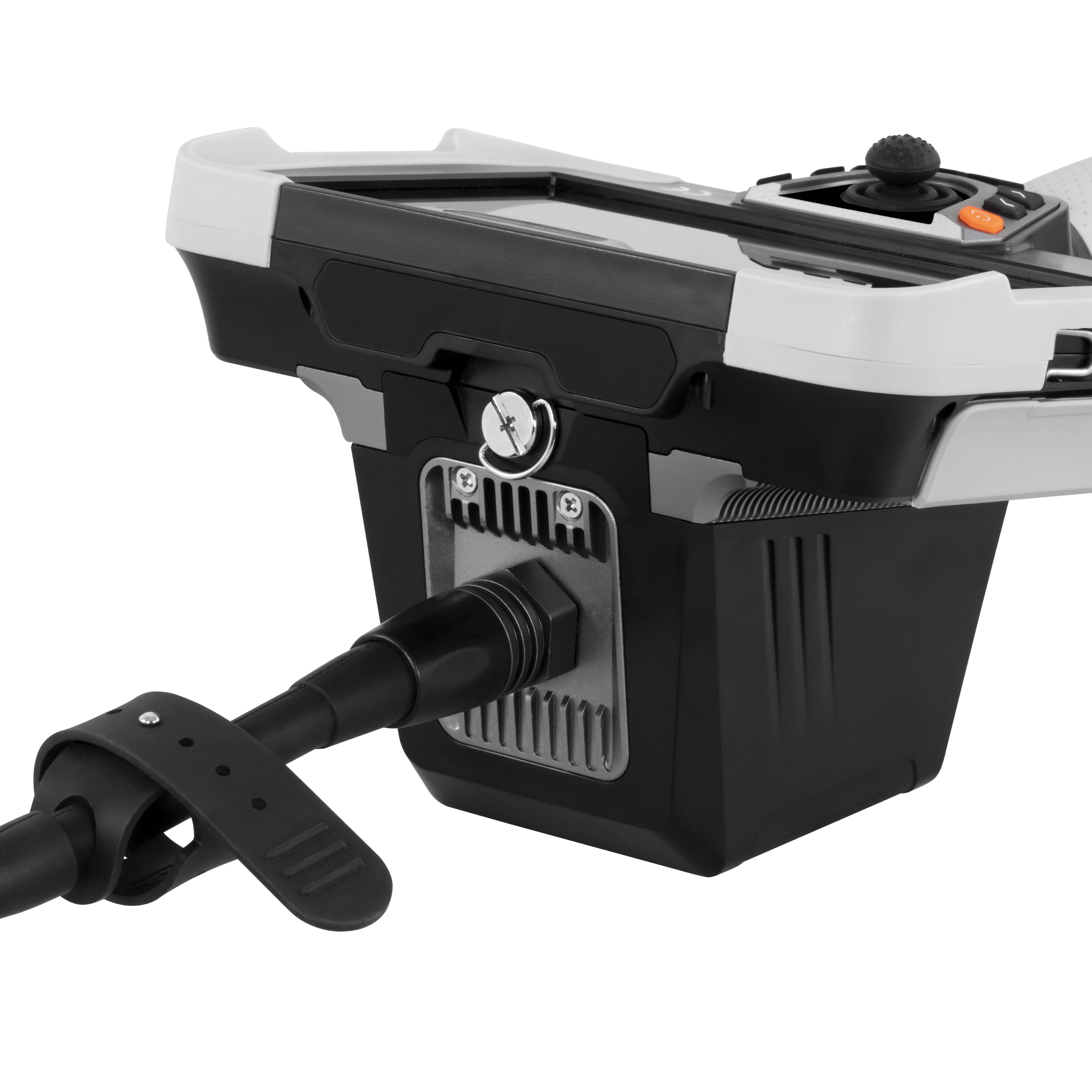 Eine Nahaufnahme eines schwarzweißen elektronischen Geräts mit einem Bedienfeld. Ein Kabel ist in die Seite eingesteckt und deutet auf eine Stromverbindung hin.