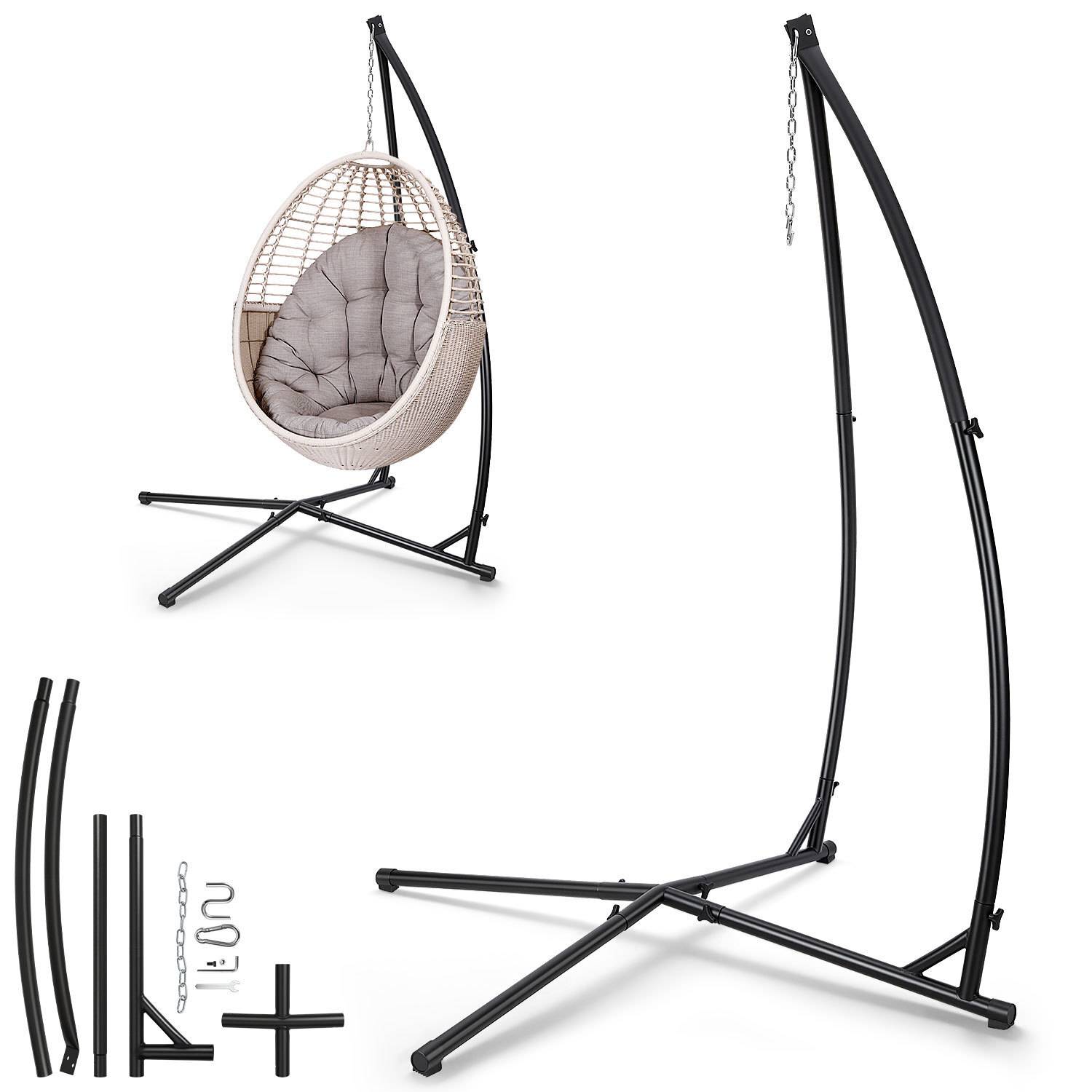 Hängesessel mit schwarzem Metallgestell, beigem Kissen und gezeigten Montageteilen. Der Sessel wird durch einen geschwungenen Rahmen gestützt.