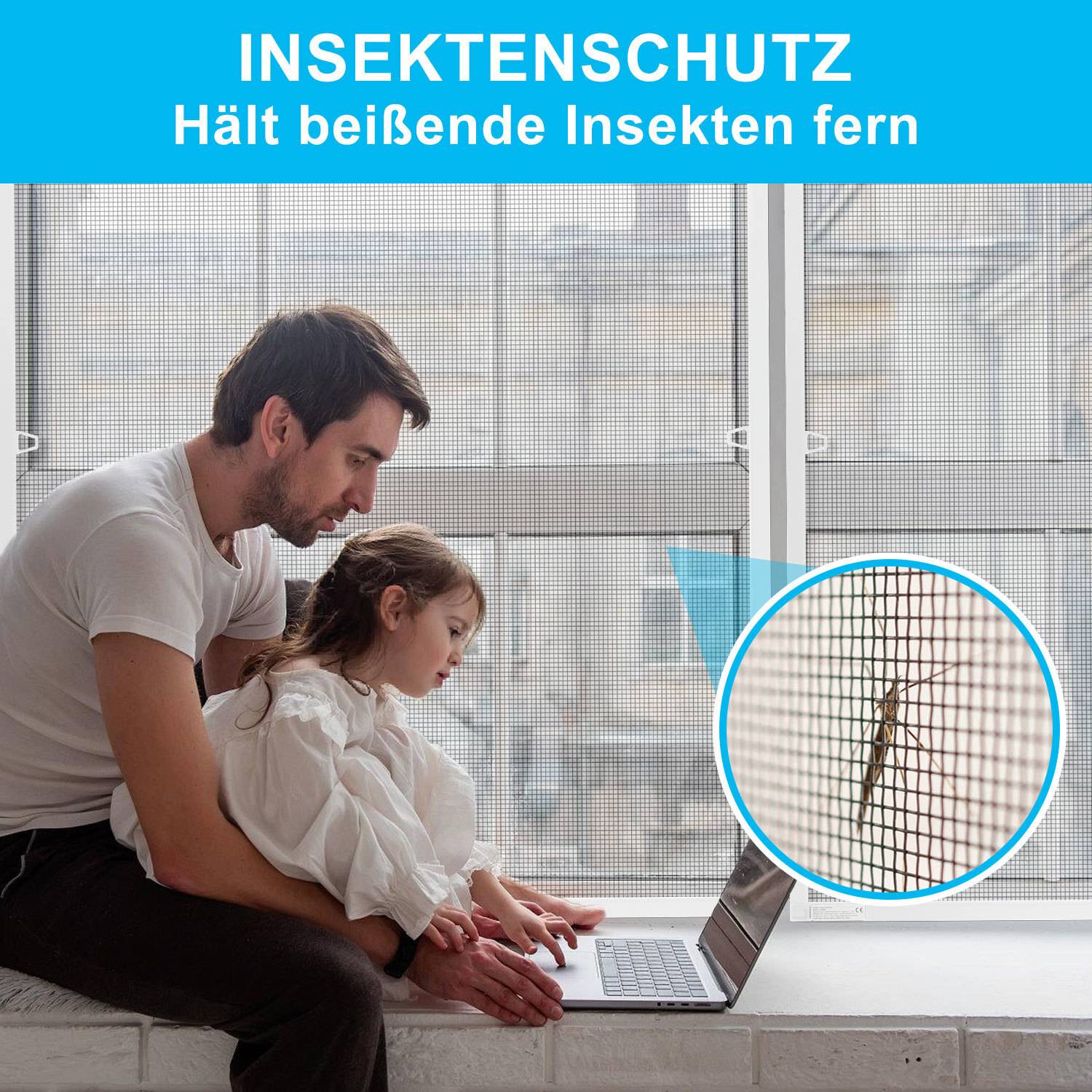 Ein Mann und ein Mädchen sitzen an einem Fenster mit Fliegengittern und schauen auf einen Laptop. Text: 'INSEKTENSCHUTZ Hält beißende Insekten fern'.