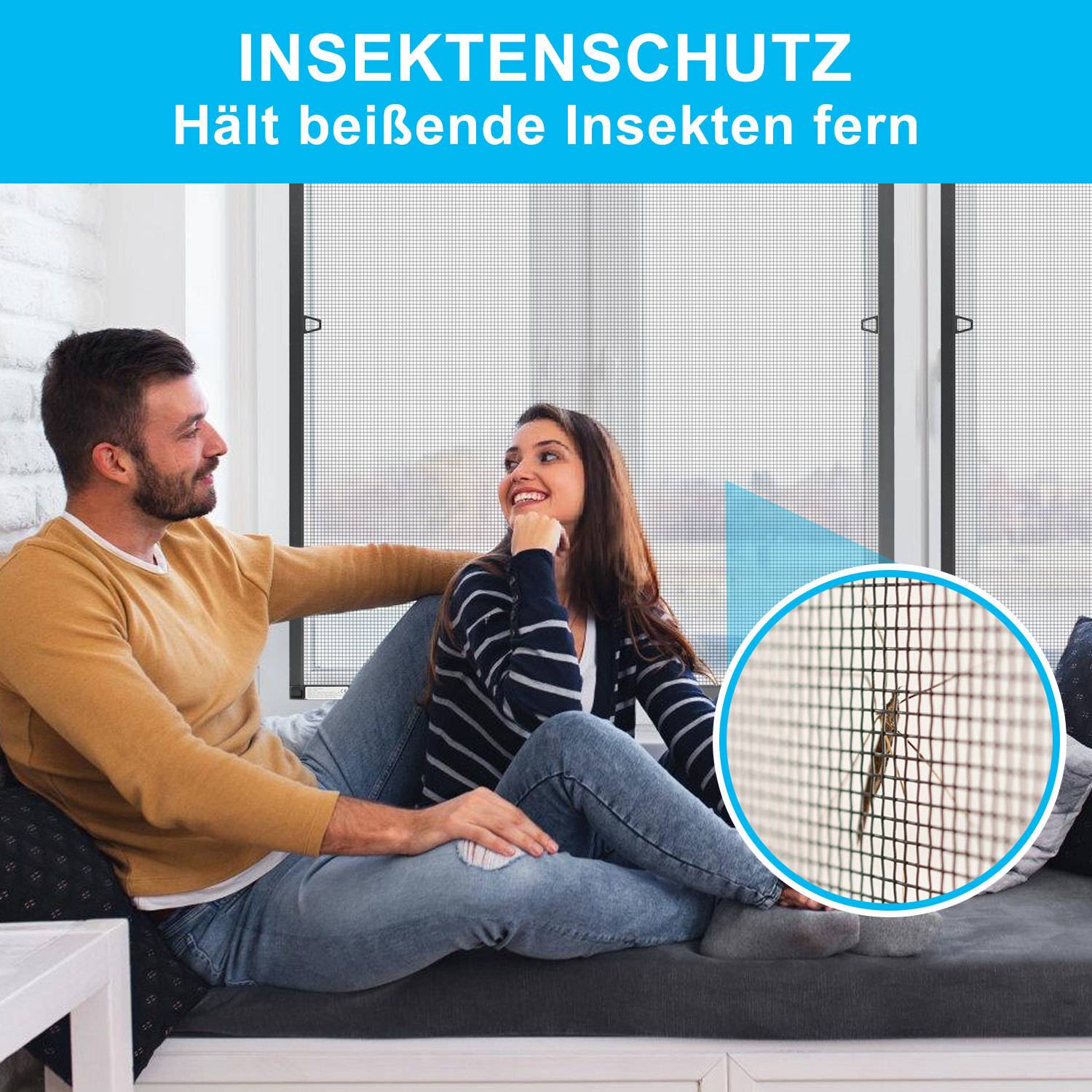 Ein lächelndes Paar sitzt auf einem Sofa in der Nähe eines Fensters mit Insektenschutzgittern. Der Text lautet „Insektenschutz