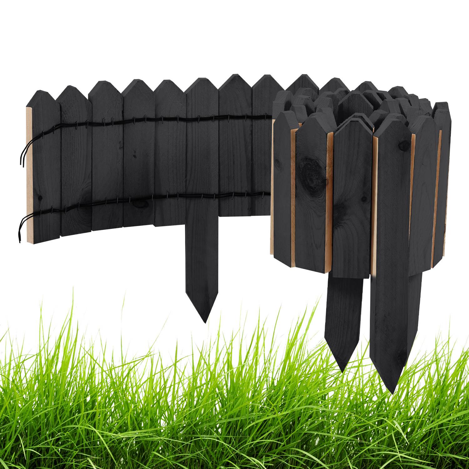 Schwarzes Holzschild in Pfeilform mit spitzen Pfosten, isoliert auf Gras.