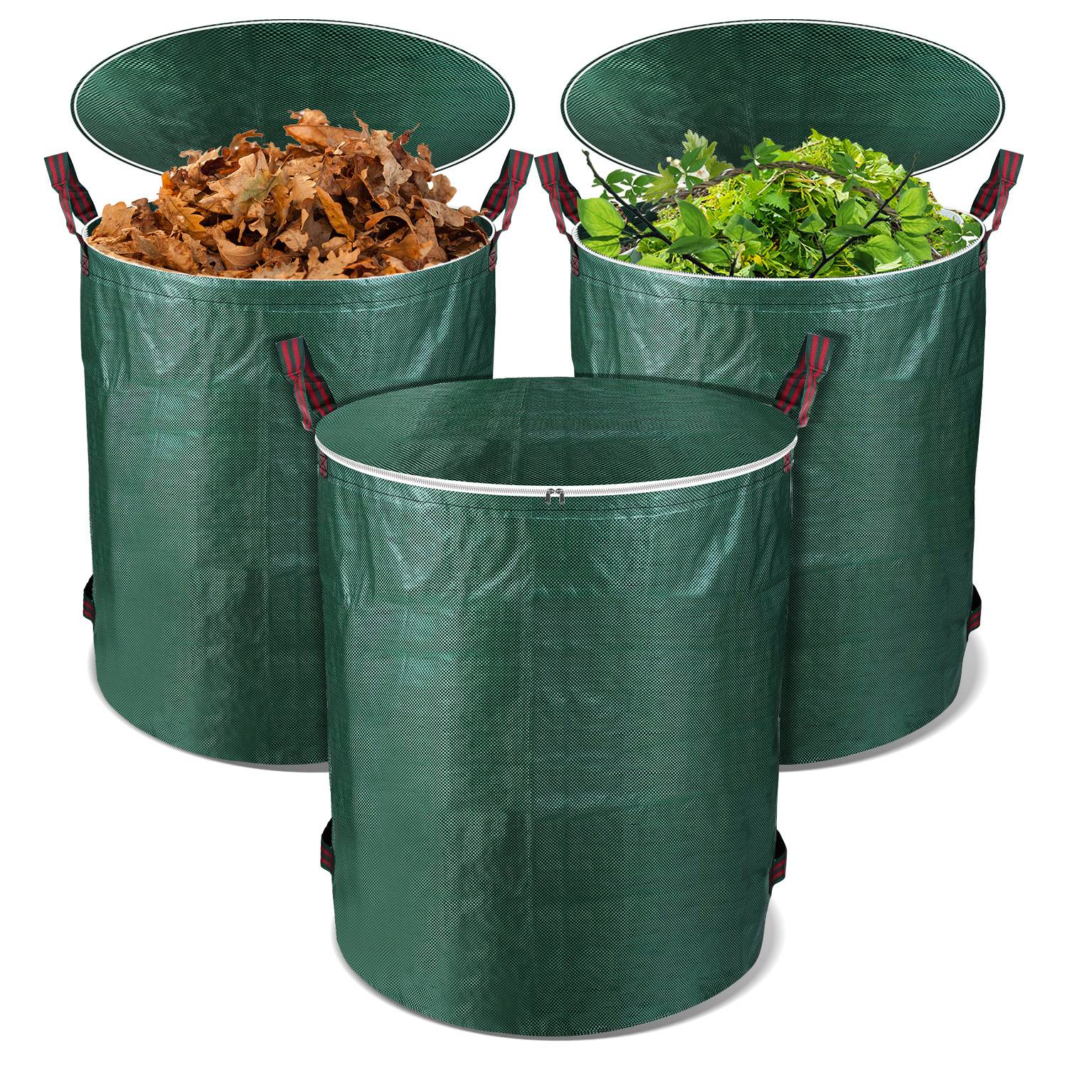 Drei grüne faltbare Gartentaschen, zwei gefüllt mit getrockneten Blättern und grünen Pflanzenabfällen, eine leer, auf weißem Hintergrund.