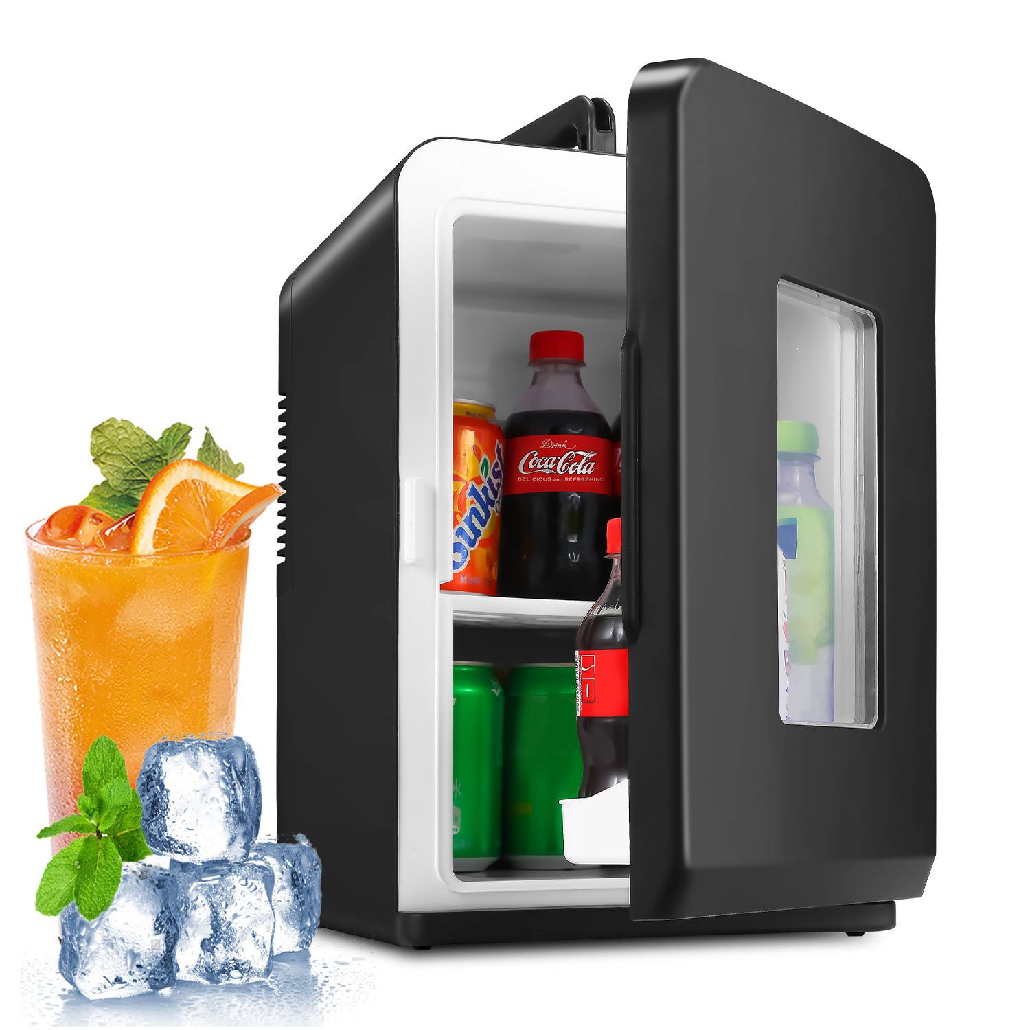 Ein offener Minikühlschrank, der Softdrinks im Inneren zeigt, ein Glas Orangensaft mit Minze und Eiswürfeln daneben.