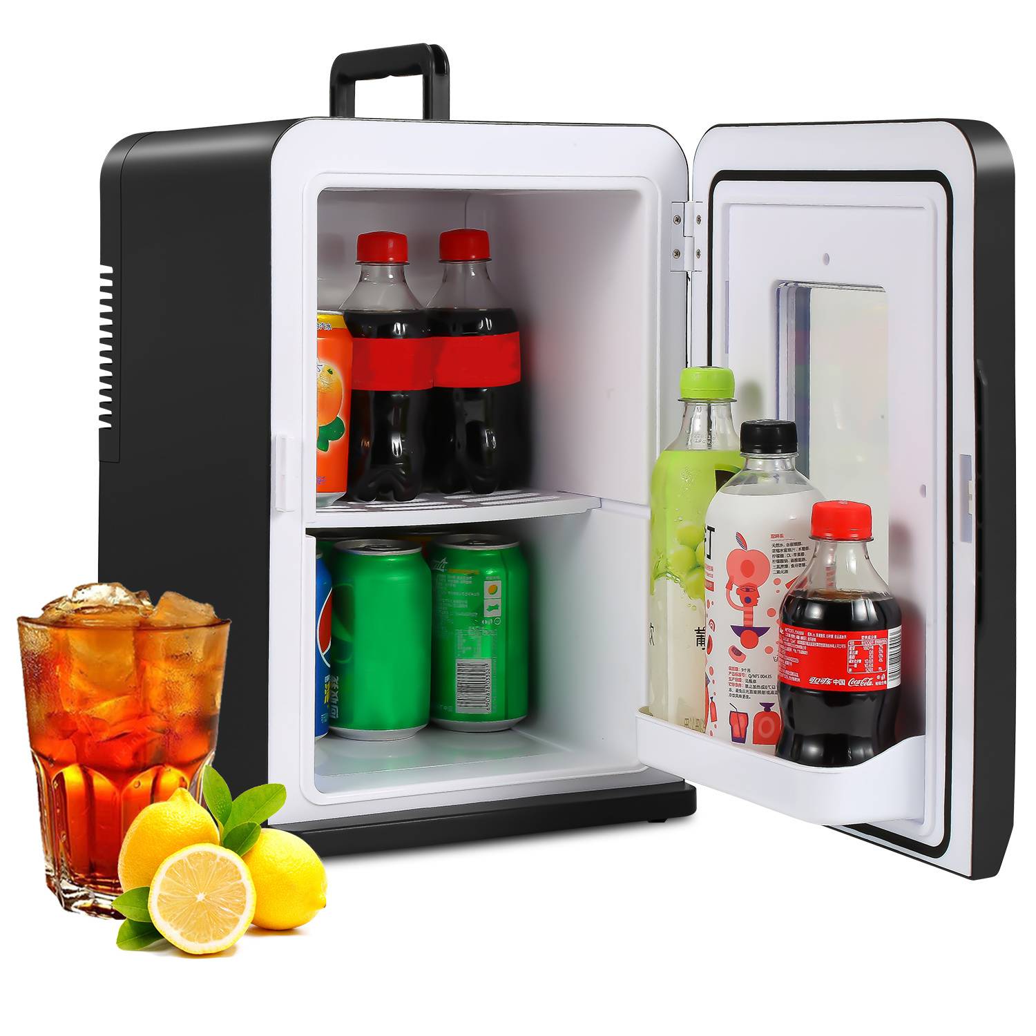 Ein Mini-Kühlschrank mit offener Tür, auf dessen Regalen verschiedene Sodadosen und Flaschen zu sehen sind. Daneben steht ein Glas Eistee mit Zitrone.