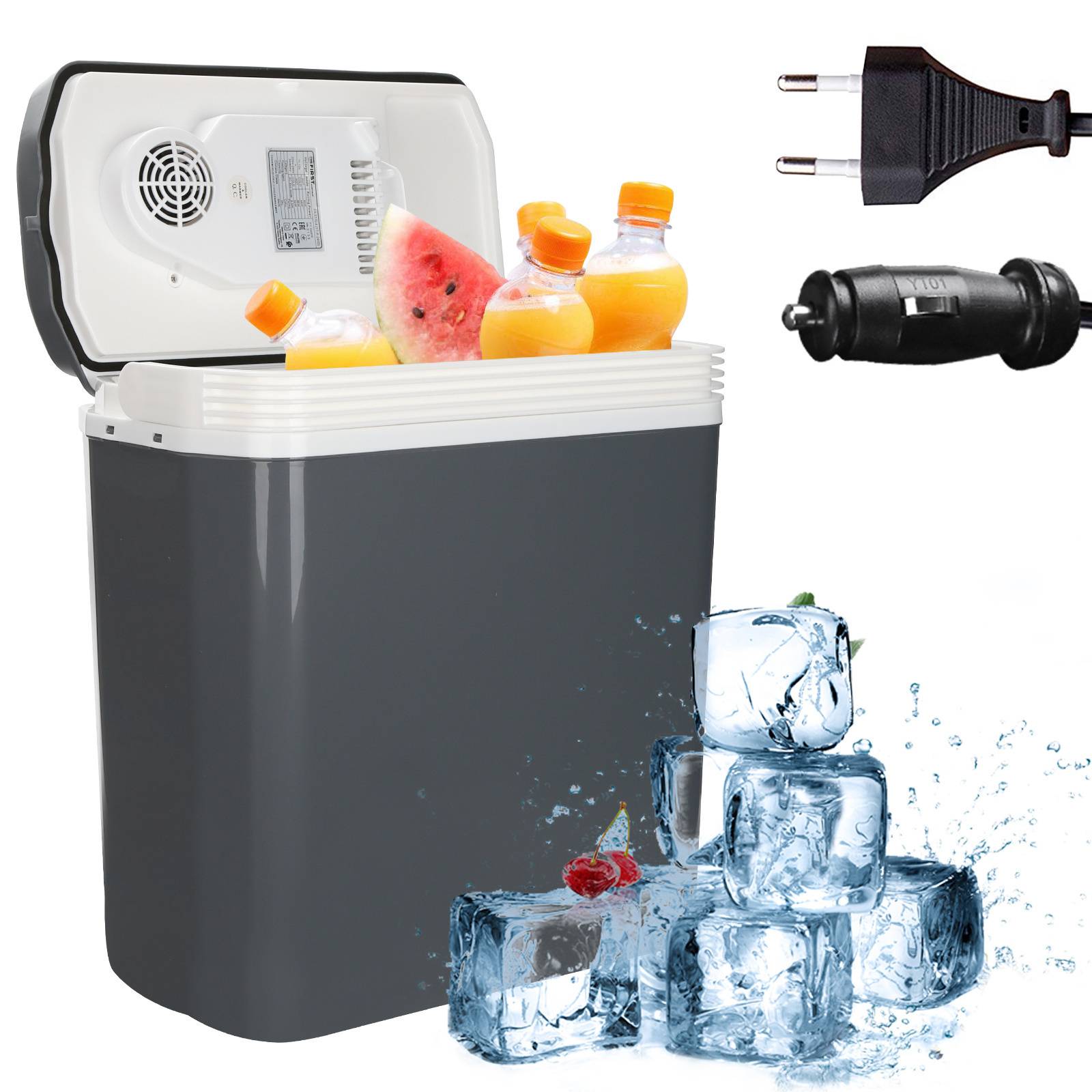 Ein tragbarer Kühlbox mit Getränken und Wassermelone darin, Deckel offen. Eiswürfel und Kühlakku in der Nähe. Europäischer Steckeradapter oben rechts.