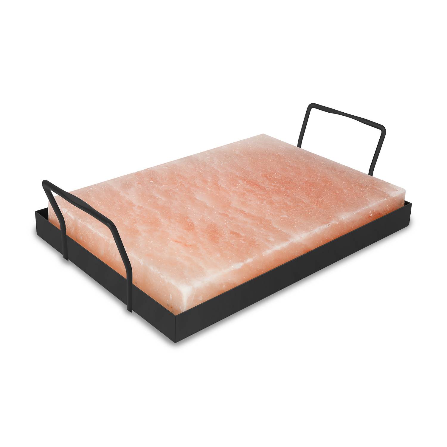 Himalaya-Salzblock mit schwarzen Metallhaltern auf jeder Seite, verwendet zum Grillen oder Servieren von Speisen.