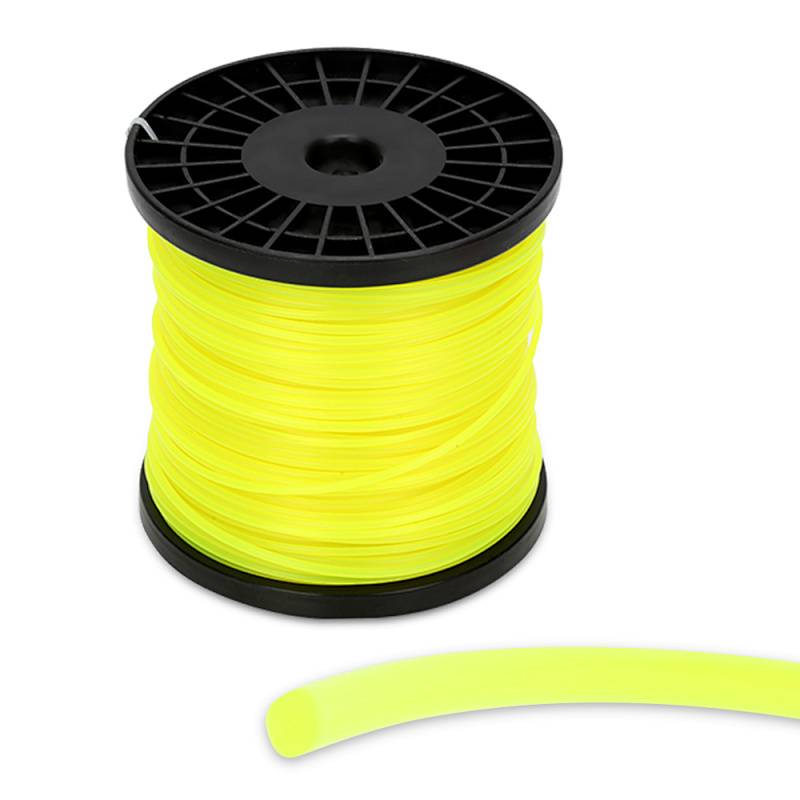 Eine Spule mit leuchtend gelbem 3D-Druckerfaden mit einem lose daneben auf weißem Hintergrund platzierten Filamentstreifen.