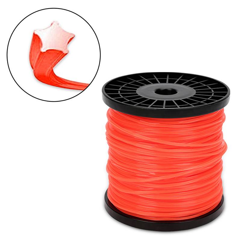 Eine Spule mit rotem Filament zum 3D-Druck, mit einer Vergrößerung, die die glänzende Textur des Filaments zeigt.