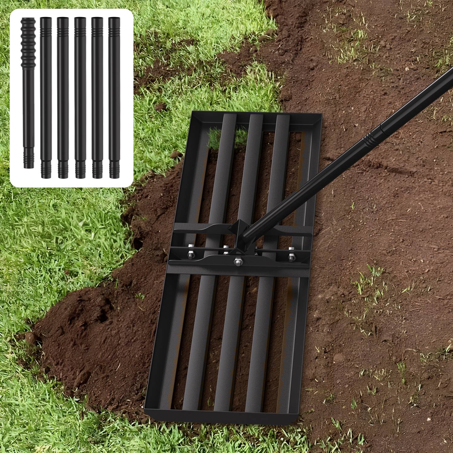 Ein schwarzer Rasenplanierrechen glättet ein unebenes Stück Boden im Gras. Die Vergrößerung zeigt die Bauteile des Rechen-Griffes.