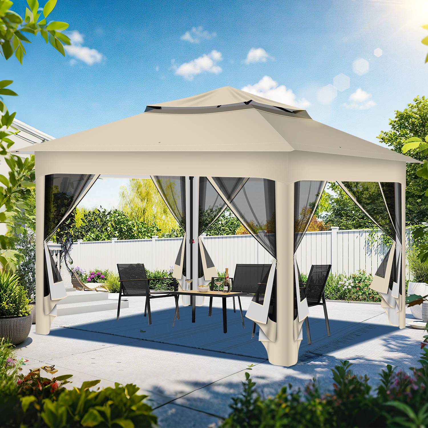 Eine beige Outdoor-Gartenlaube mit teilweise offenen Vorhängen an einem sonnigen Tag. Im Inneren befinden sich ein Tisch und vier Stühle, umgeben von Pflanzen und einem weißen Zaun.