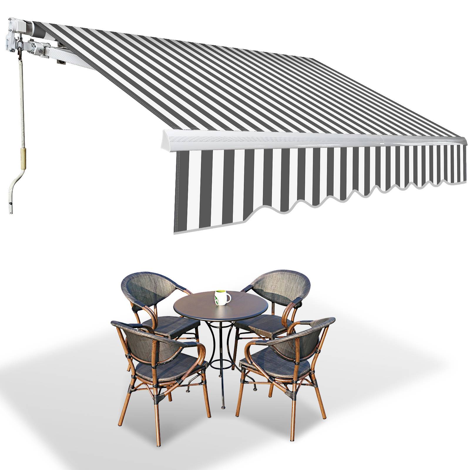 Ein gestreiftes schwarz-weißes Markisen erstreckt sich über einen Terrassensatz mit vier Korbstühlen und einem runden Tisch und schafft damit einen schattigen Außenbereich.