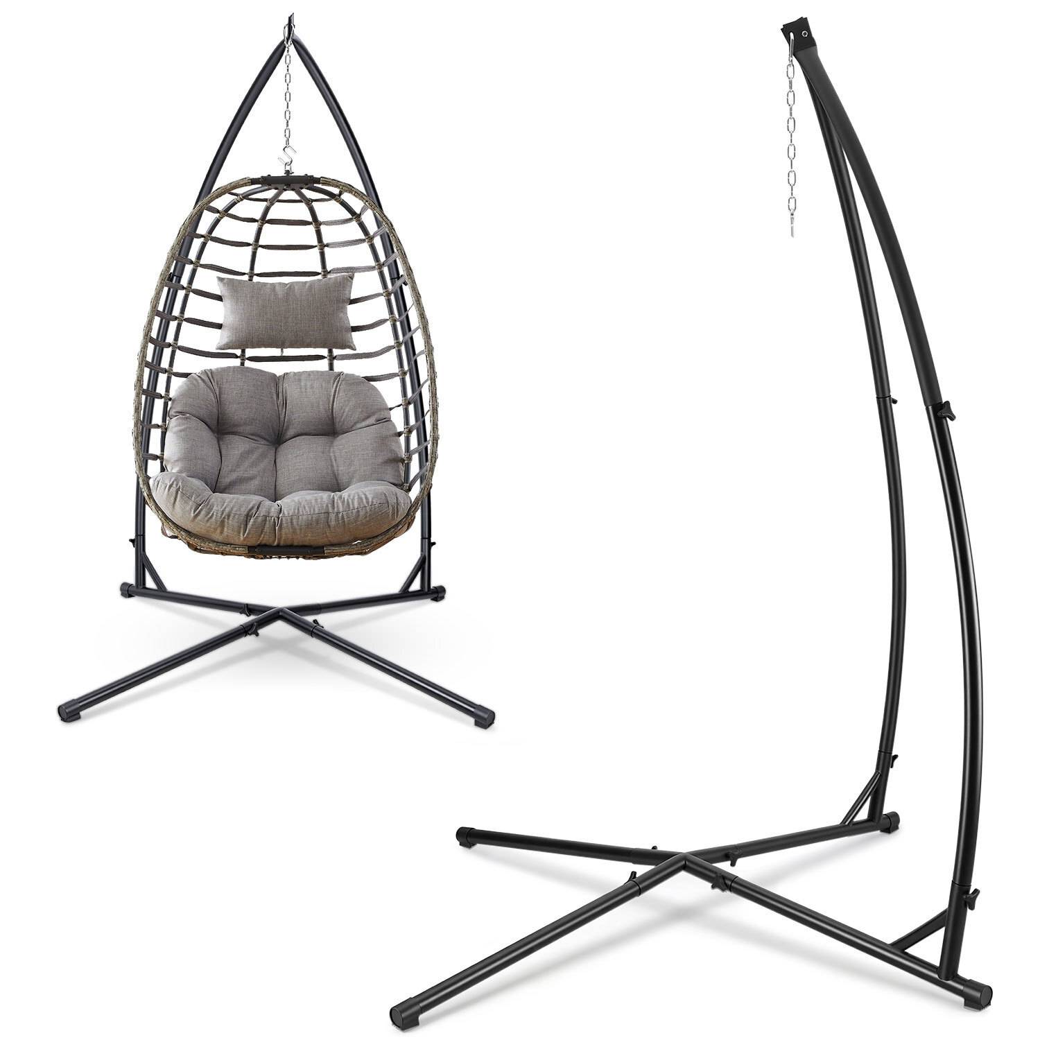 Hängender Eiersessel mit Gestell, ausgestattet mit Sitzkissen und Kissen in einem geflochtenen Rahmen. Das Gestell ist freistehend mit einem Haken zur Aufhängung.