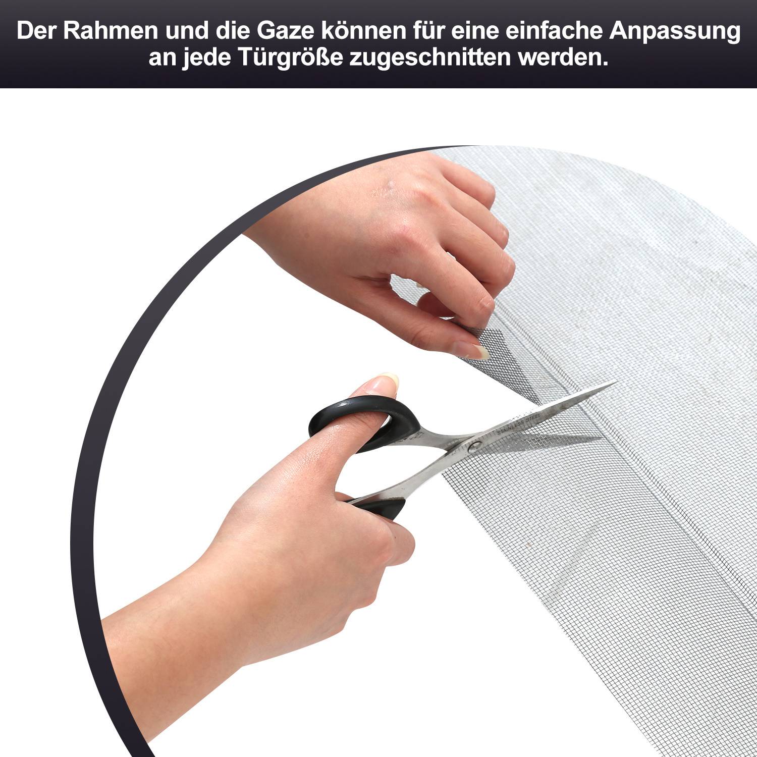 Der Rahmen und die Gaze können für eine einfache Anpassung an jede Türgröße zugeschnitten werden.' zeigt eine Hand, die ein Netz mit einer Schere schneidet.