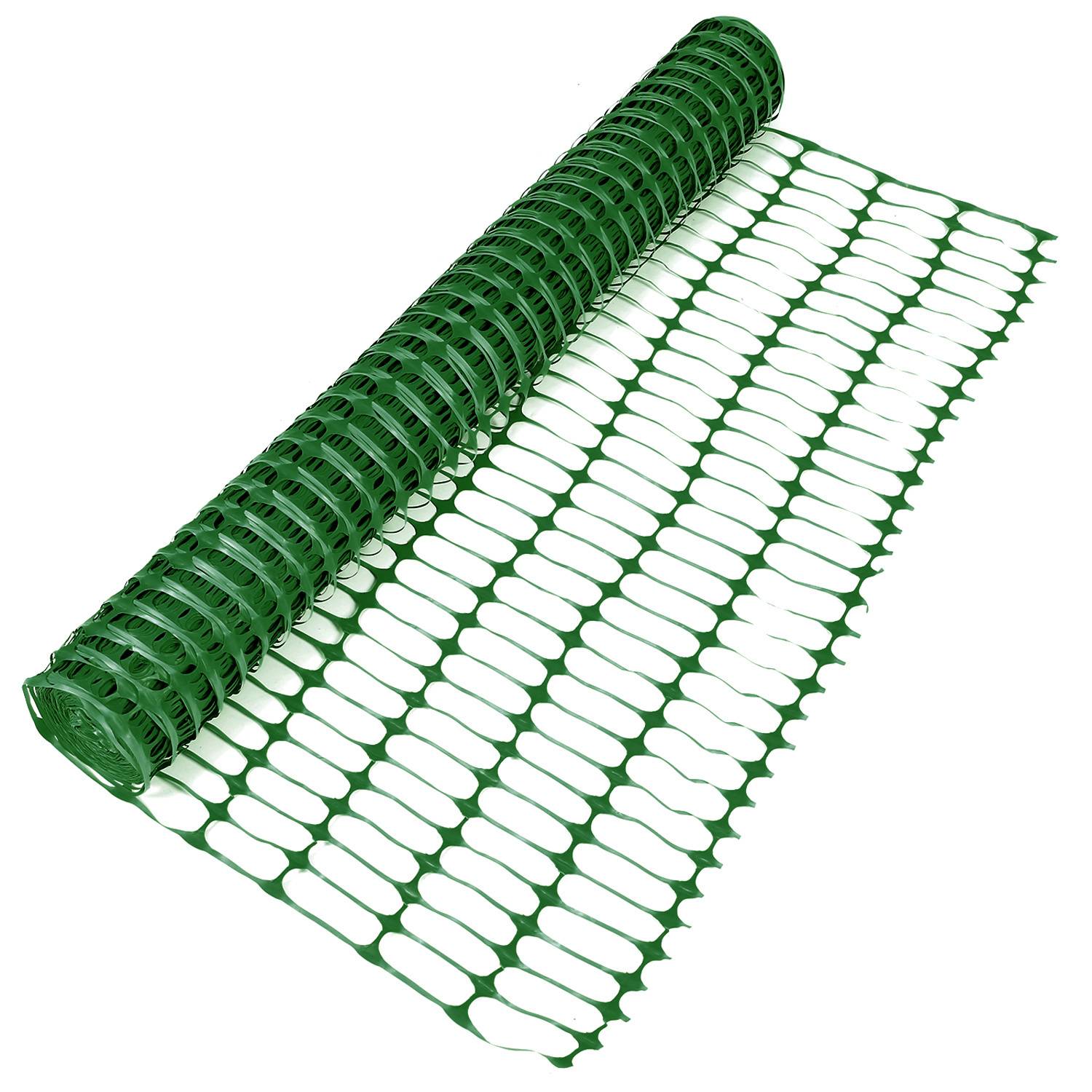Eine Rolle aus grünem Kunststoff-Maschendrahtzaun, teilweise abgerollt, zeigt ein offenes Gittermuster und wird für Außenbarrieren oder Baustellen verwendet.