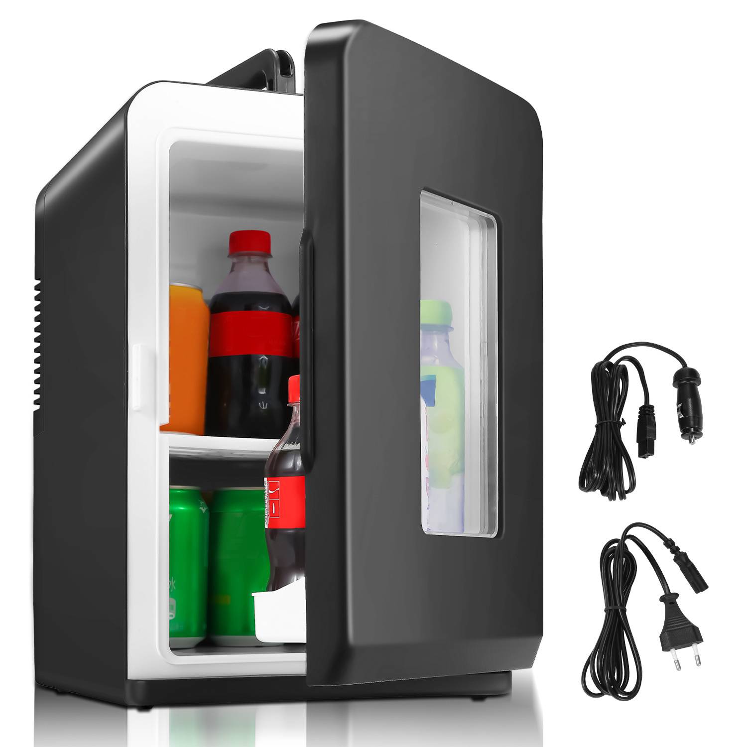 Ein kleiner schwarzer Kühlschrank mit einer transparenten Glastür, die offen ist und Getränke im Inneren zeigt, einschließlich Sodaflaschen und Dosen. Zwei Stromkabel befinden sich daneben.